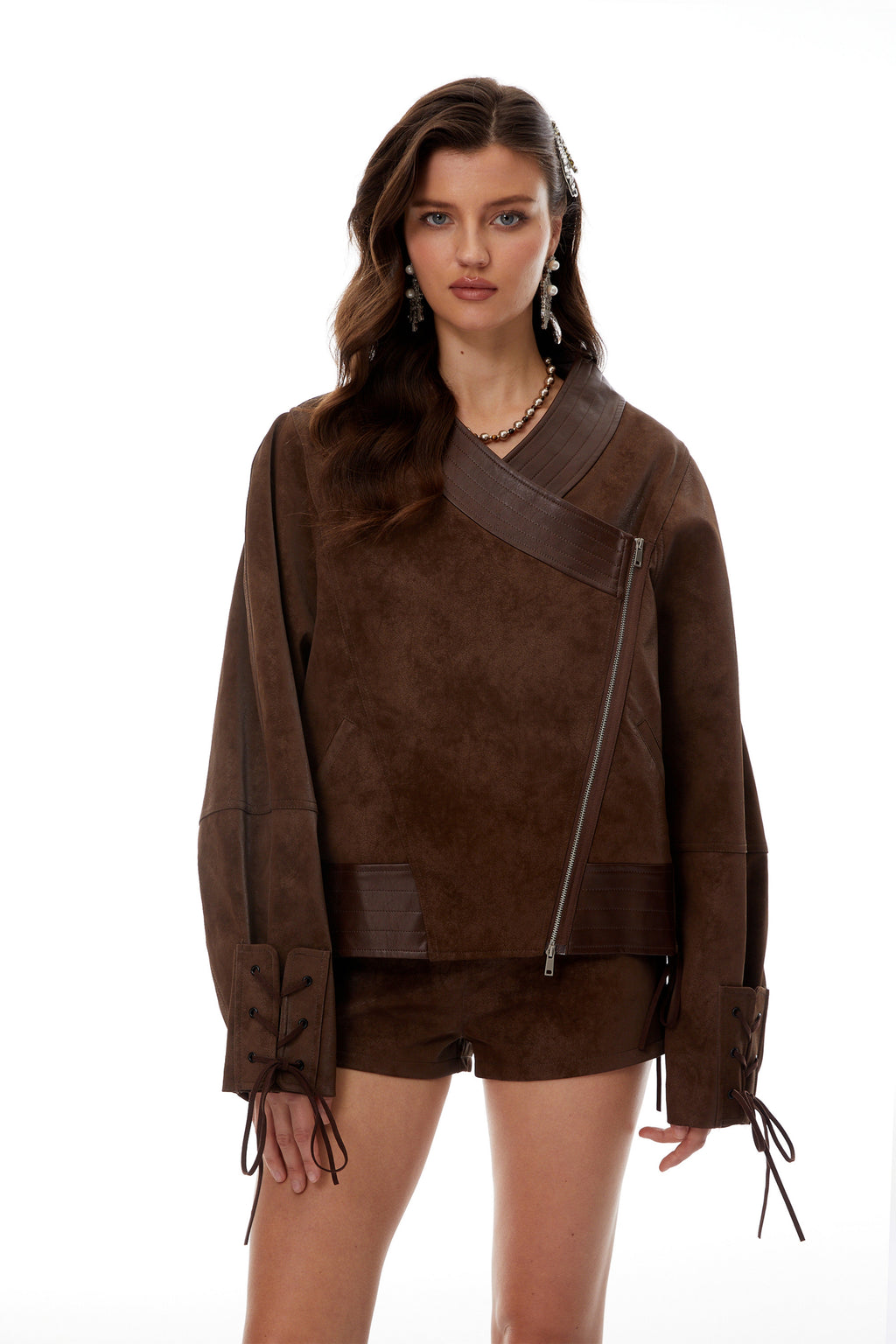 Conjunto de chaqueta y pantalones cortos de ante sintético de Melanie Brown en color beige, de la marca MRNewyork.
