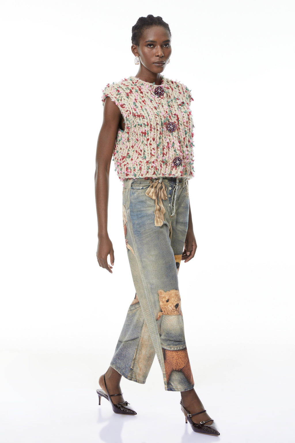 Chaleco de punto floral neutro Mélisande de MRMelbourne, vestido sin mangas con diseño floral en tonos suaves.