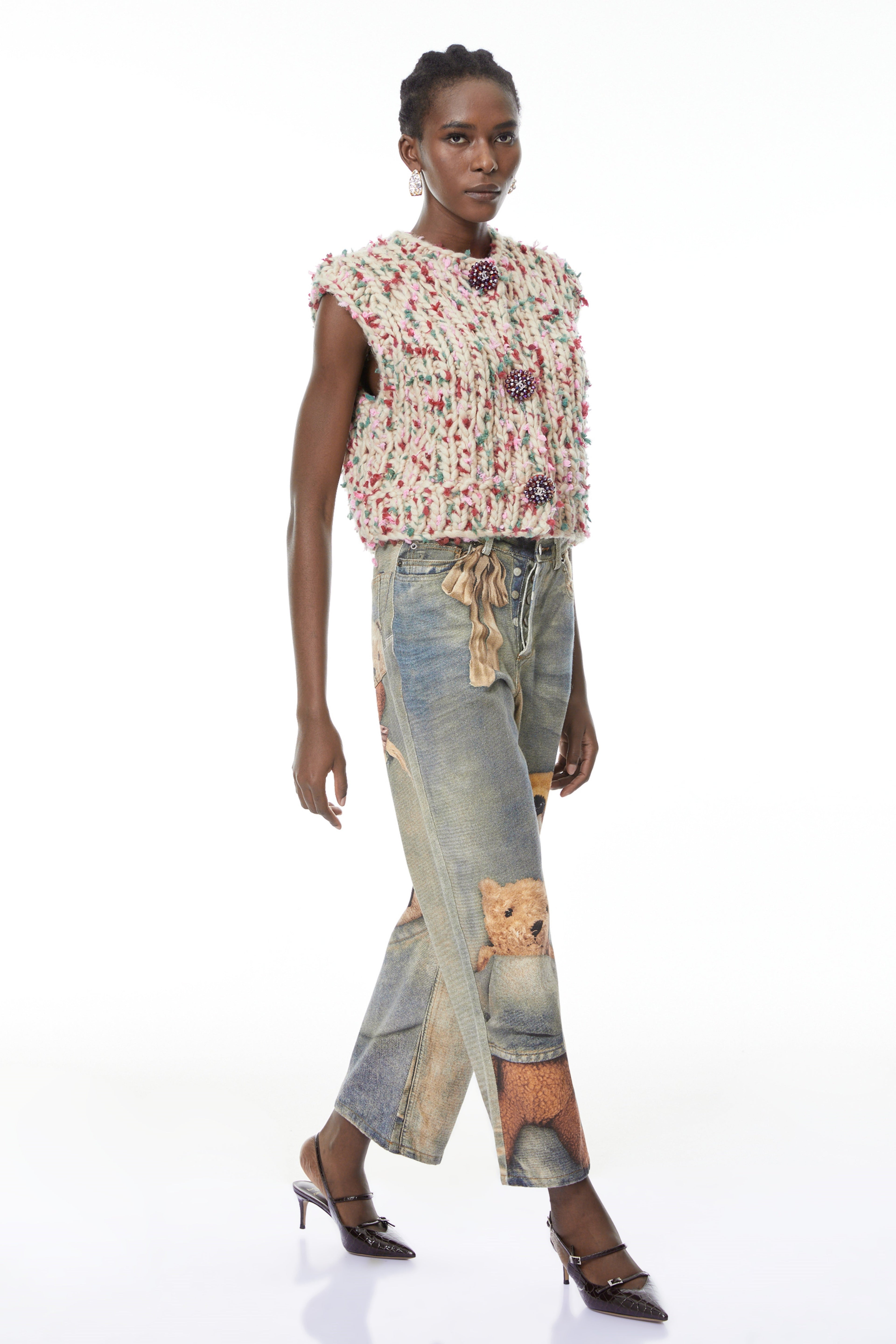 Chaleco de punto floral neutro Mélisande de MRMelbourne, vestido sin mangas con diseño floral en tonos suaves.