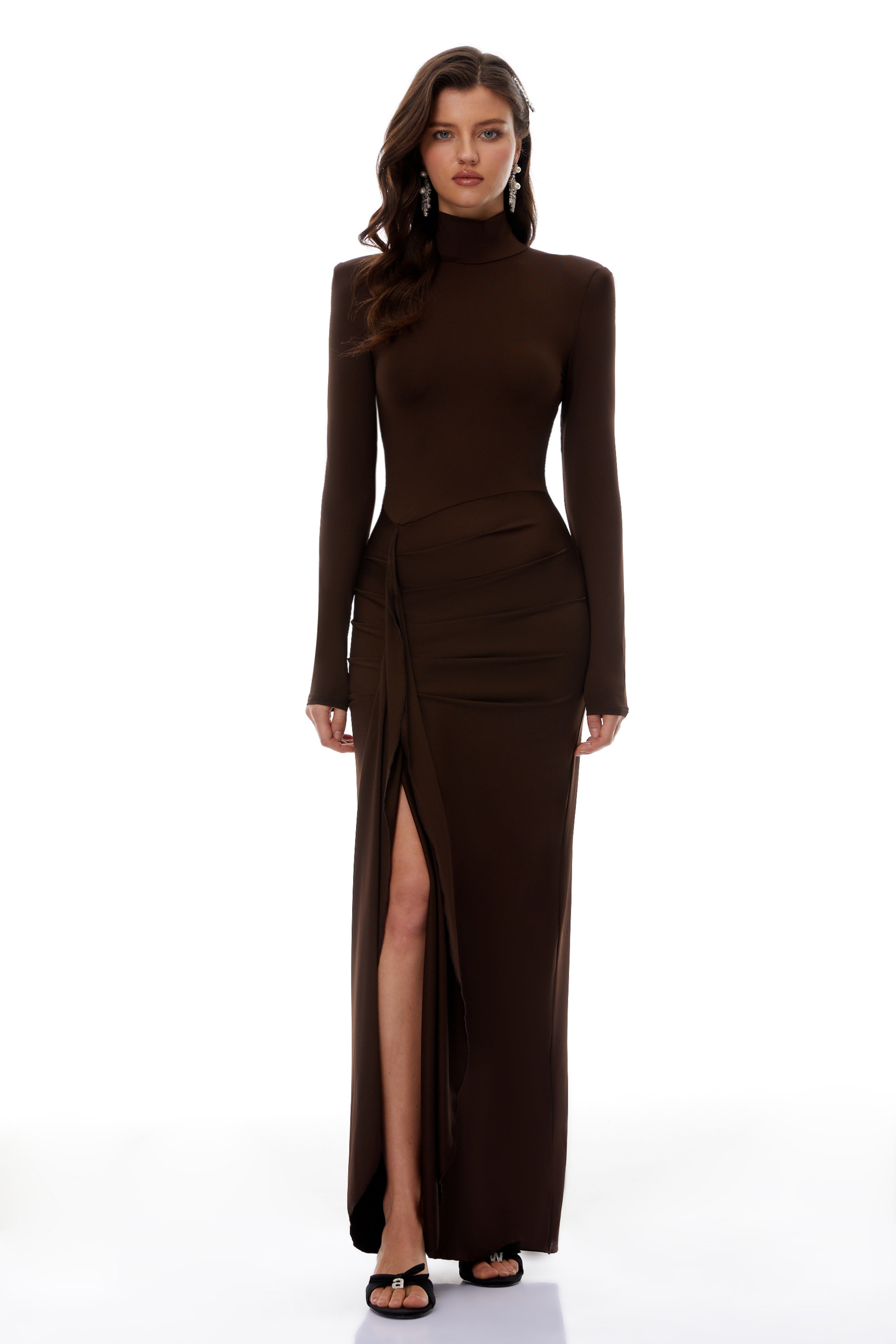 Vestido maxi marrón Neve de cuello alto con nudo retorcido, estilo elegante para ocasiones formales.
