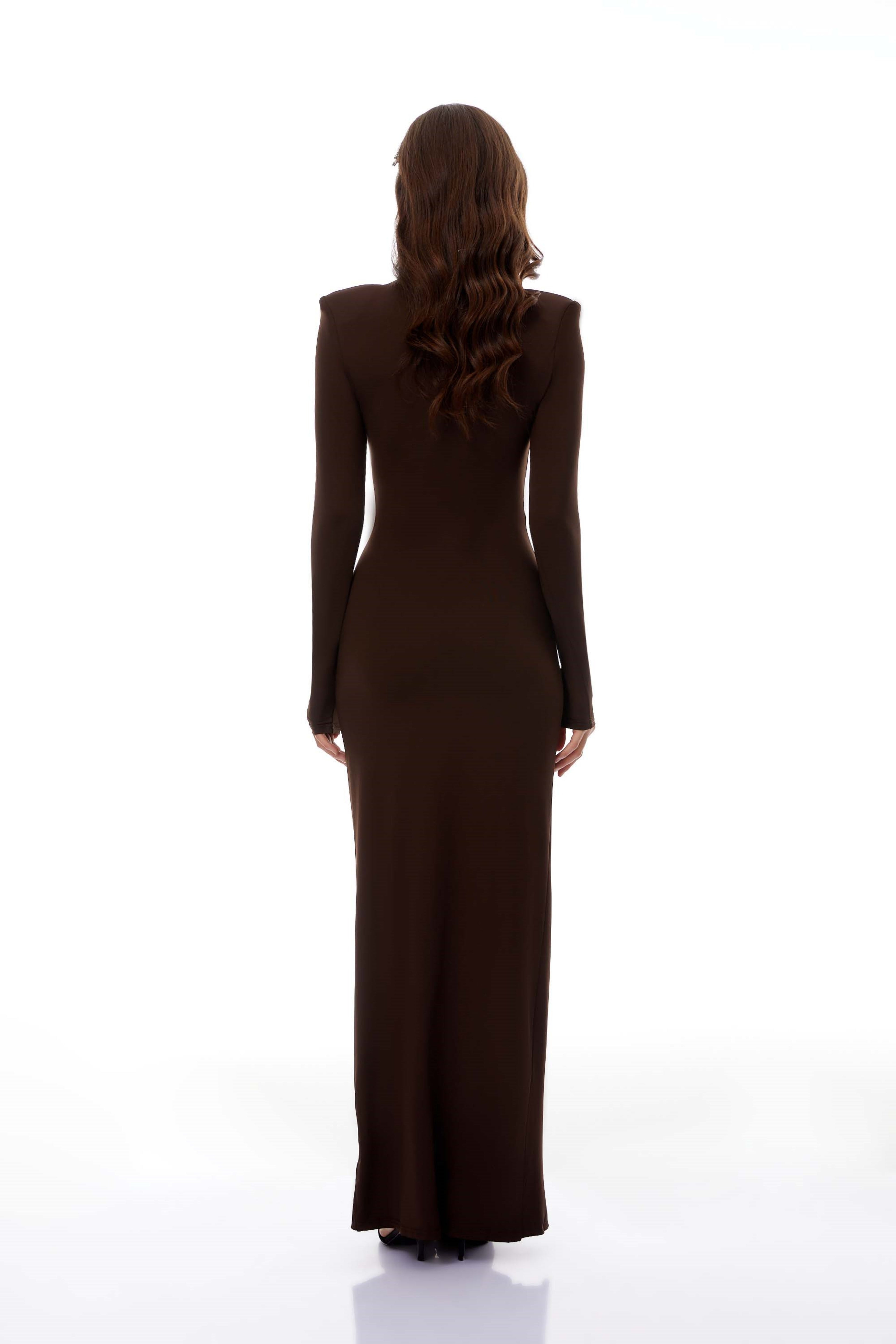 Vestido largo maxi bridal Neve en color marrón con cuello alto y nudo en la parte delantera, estilo elegante y moderno