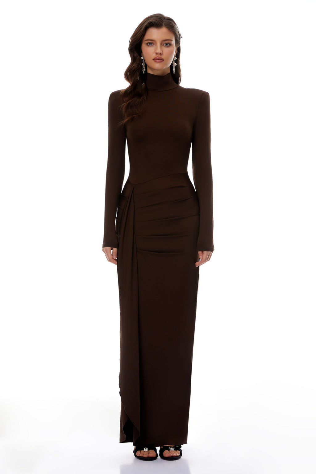 Vestido largo maxi Neve Brown de cuello alto y nudo, vestido de noche de la marca Bridal, con diseño elegante y ajustado en la parte superior.