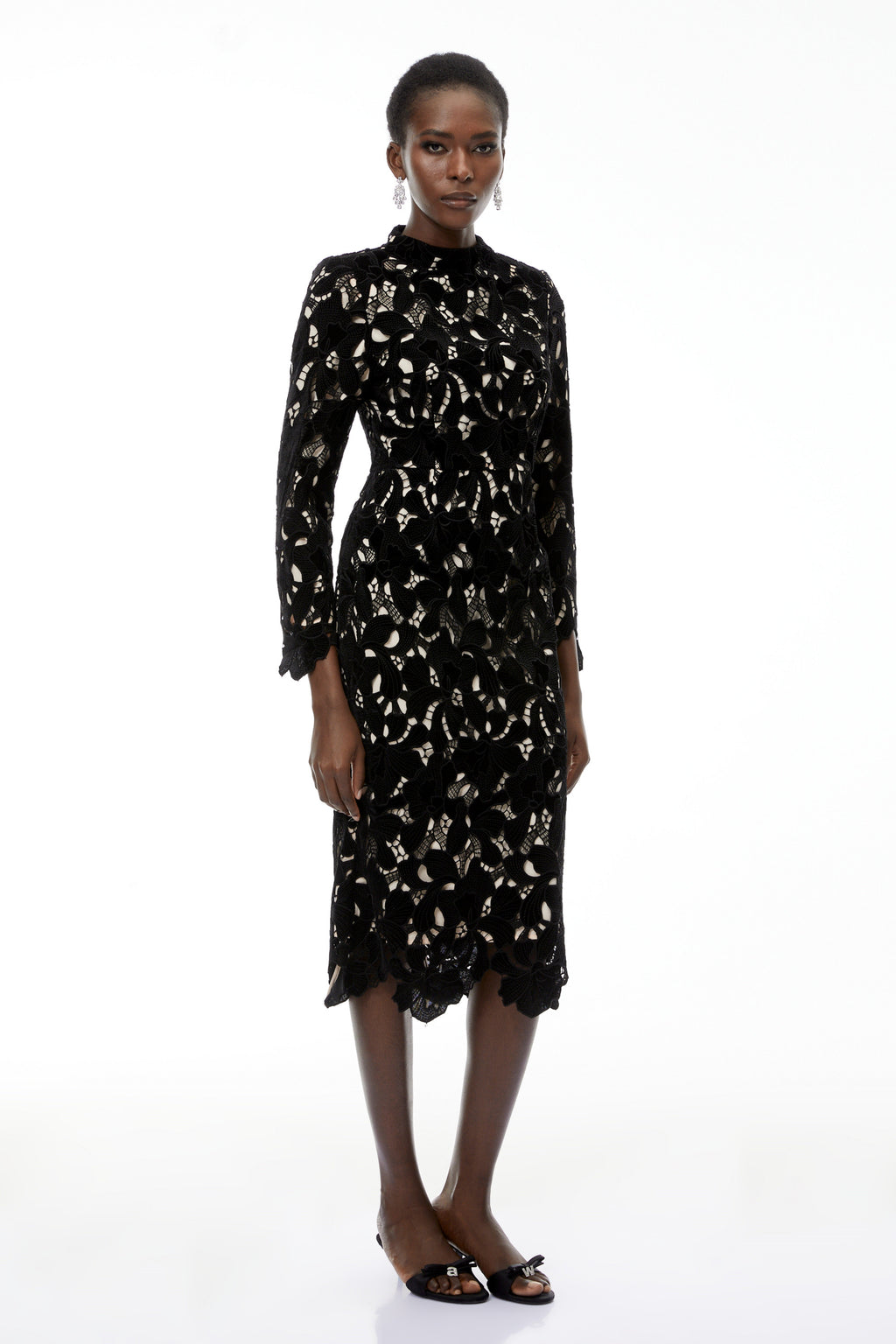 Vestido midi negro con bordado floral y detalles de encaje, estilo elegante de MRMelbourne en la imagen.
