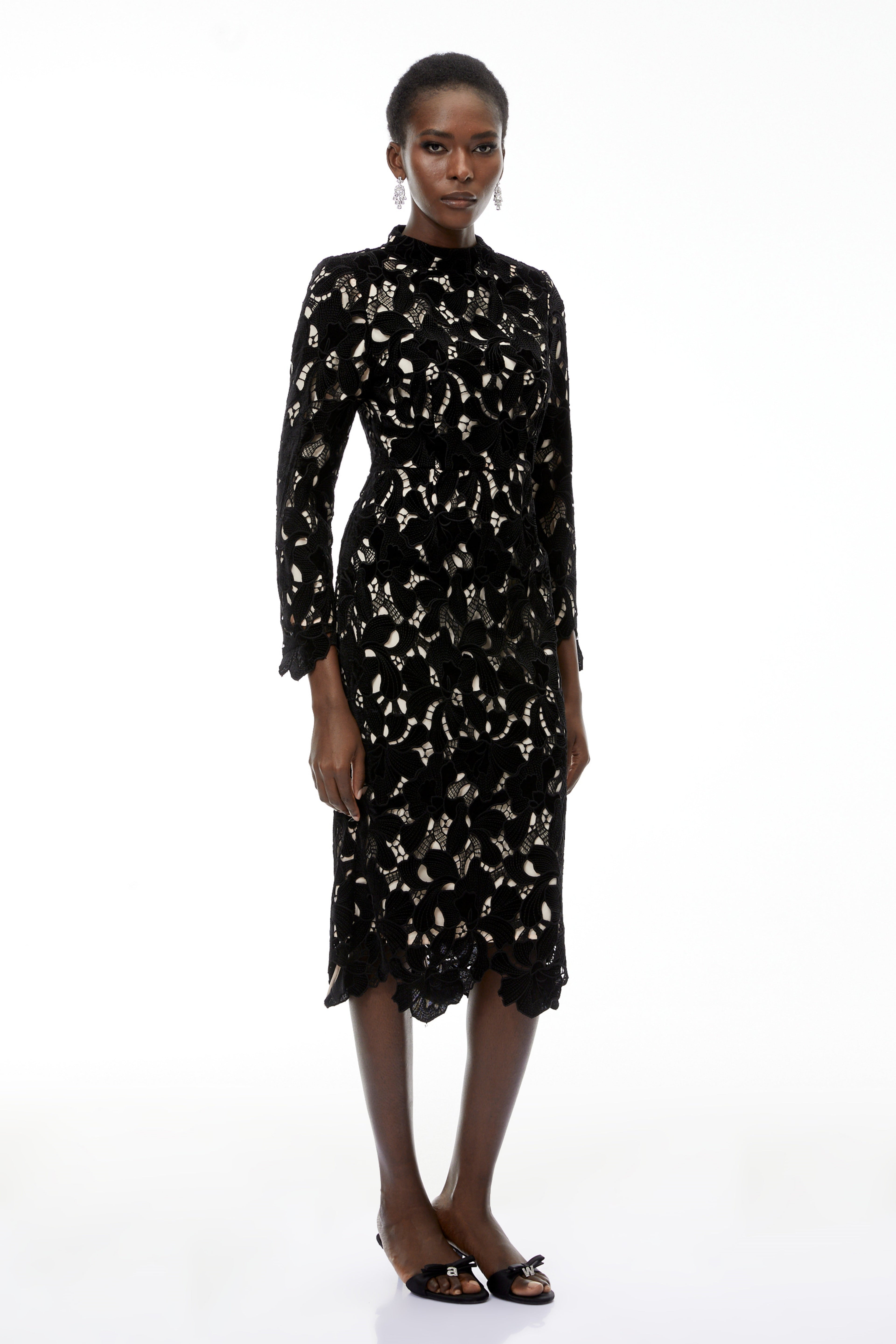 Vestido midi negro con bordado floral y detalles de encaje, estilo elegante de MRMelbourne en la imagen.