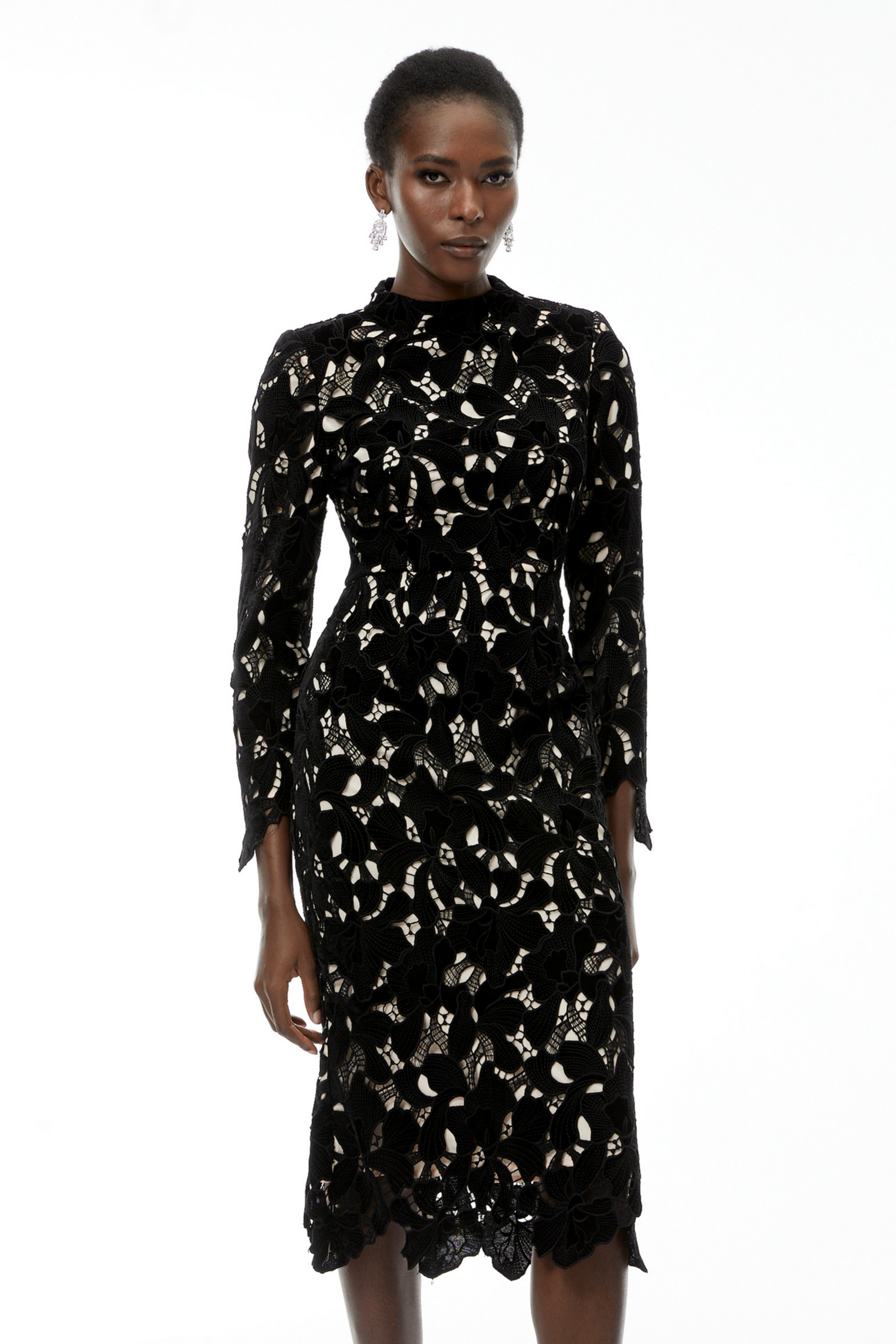 Vestido midi negro con bordado floral y detalles de encaje, de la marca MRMelbourne, con corte de recorte y estilo elegante.