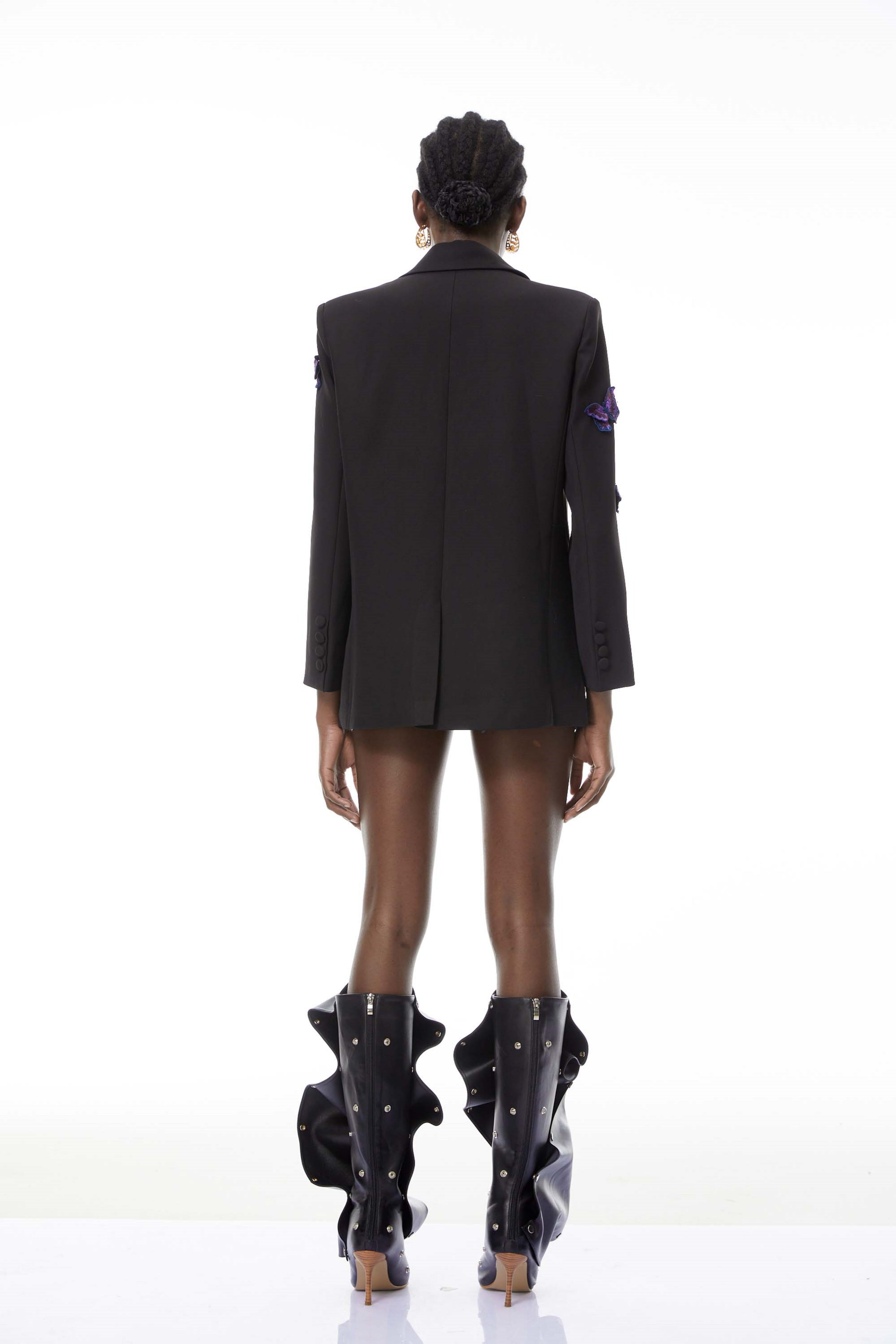 Blazer negro Odette de MRTokyo con bordado de mariposas en la parte frontal, estilo elegante y moderno para mujer.
