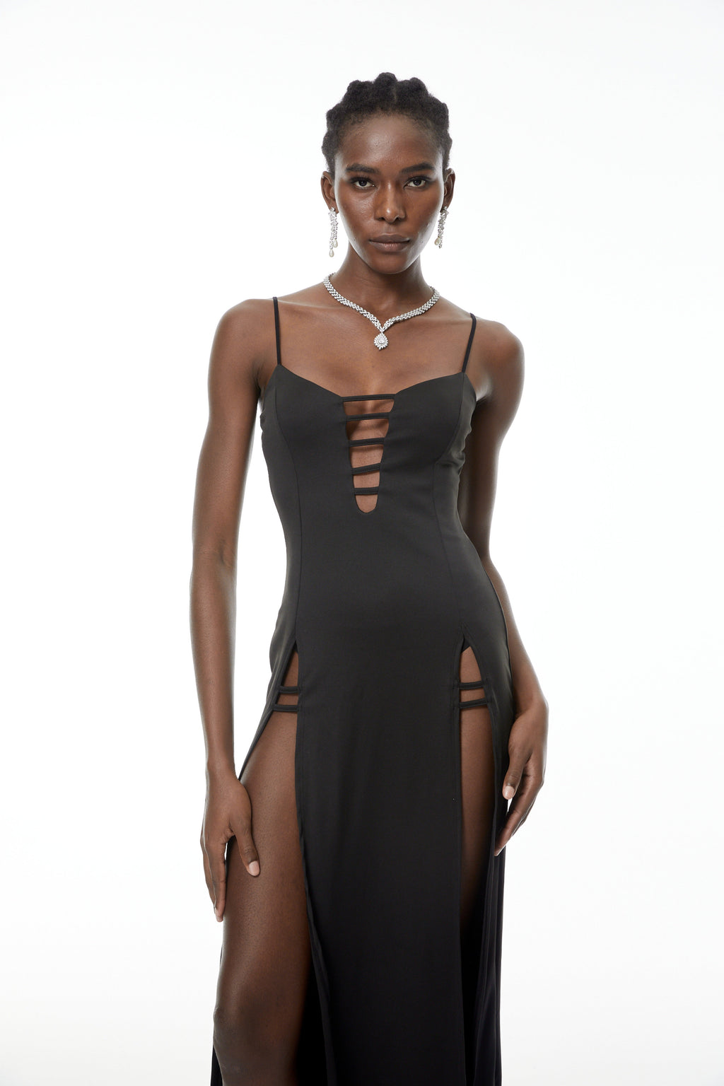 Vestido maxi negro Oona con recortes y abertura alta, vestido elegante de MRTokyo en la imagen.
