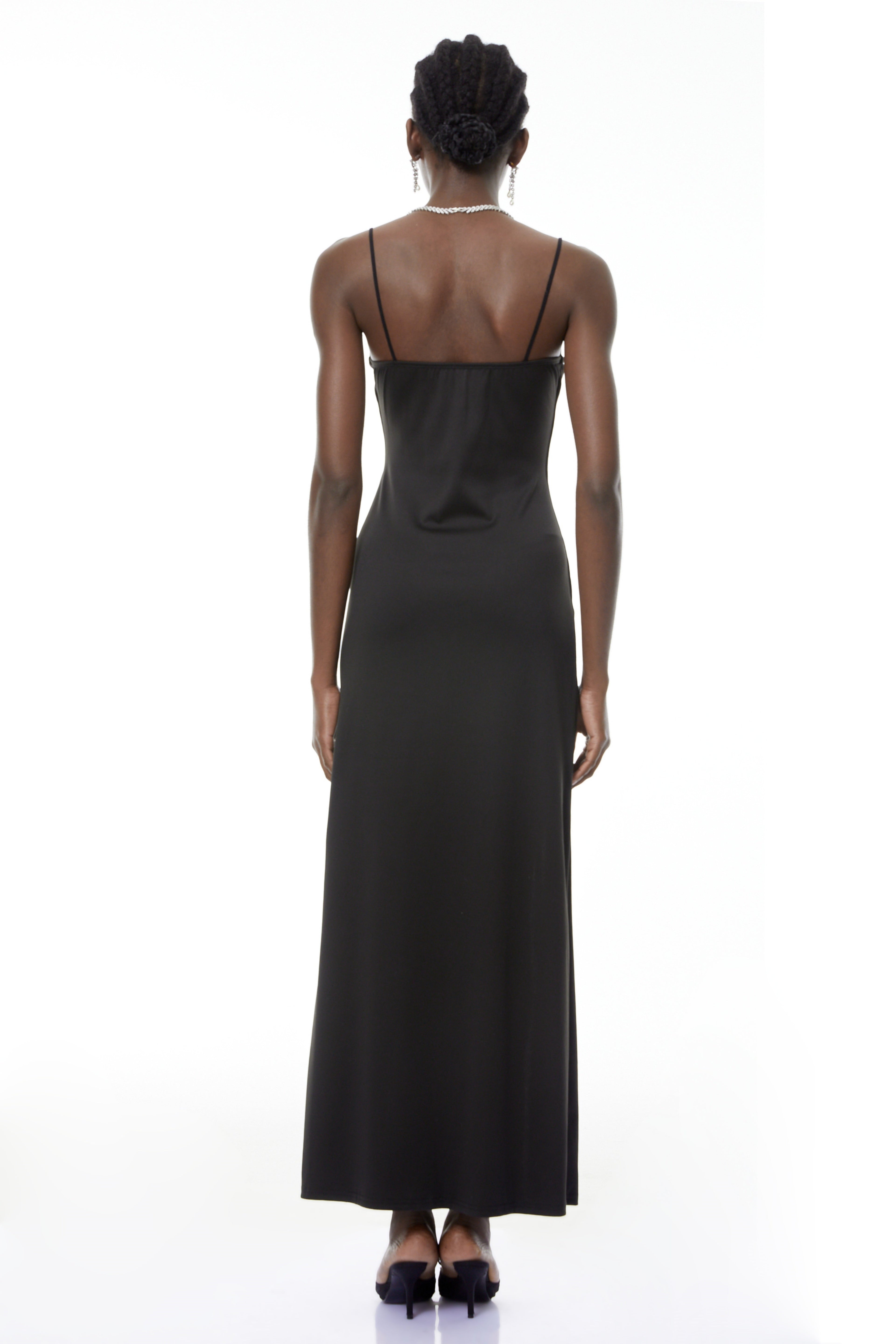 Vestido maxi negro Oona de MRTokyo con recortes y alta abertura, diseño elegante y moderno para ocasiones especiales.