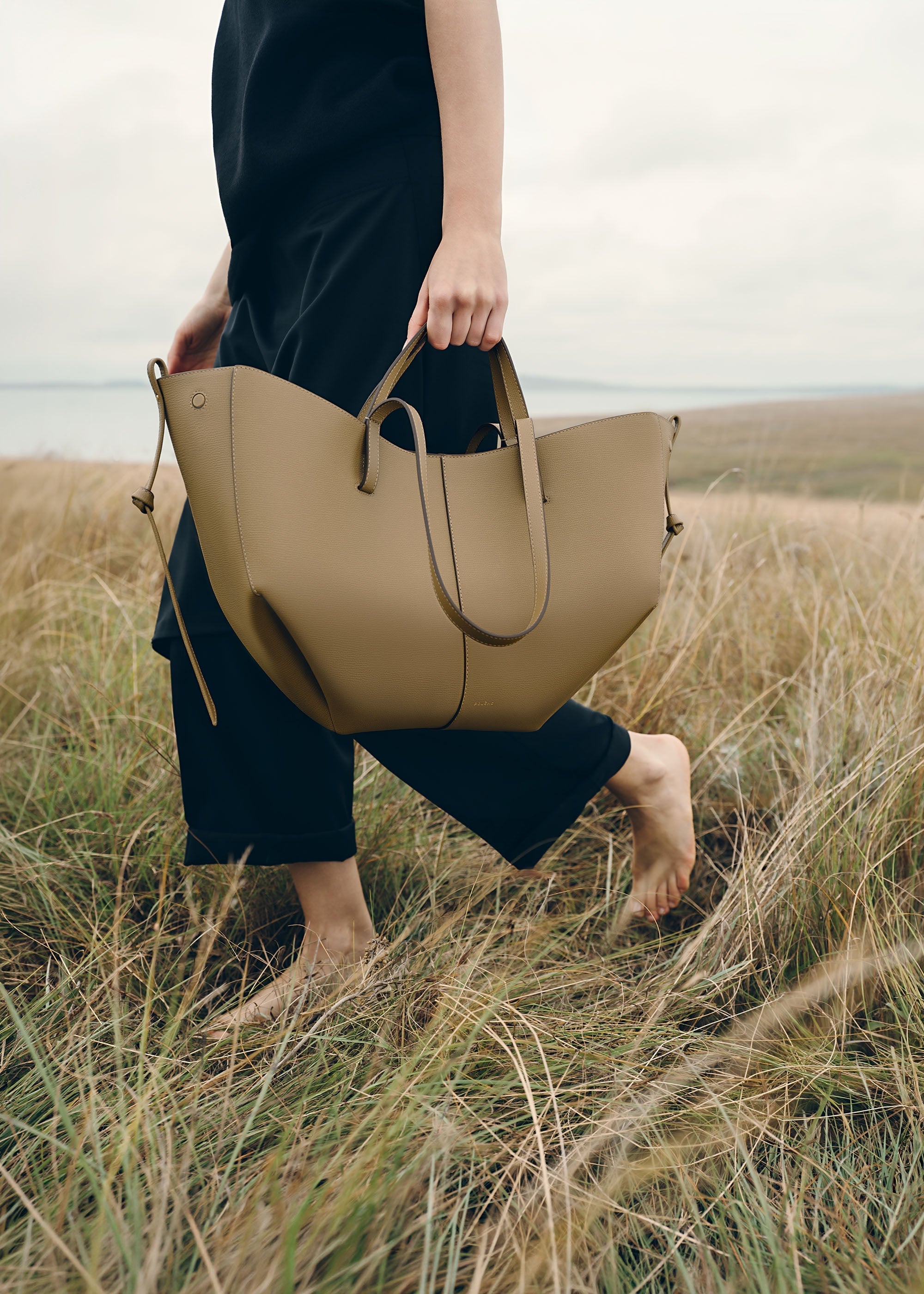 Bolso de mano Polène Cyme en piel de oliva ahumada con textura granulada, estilo elegante y moderno.