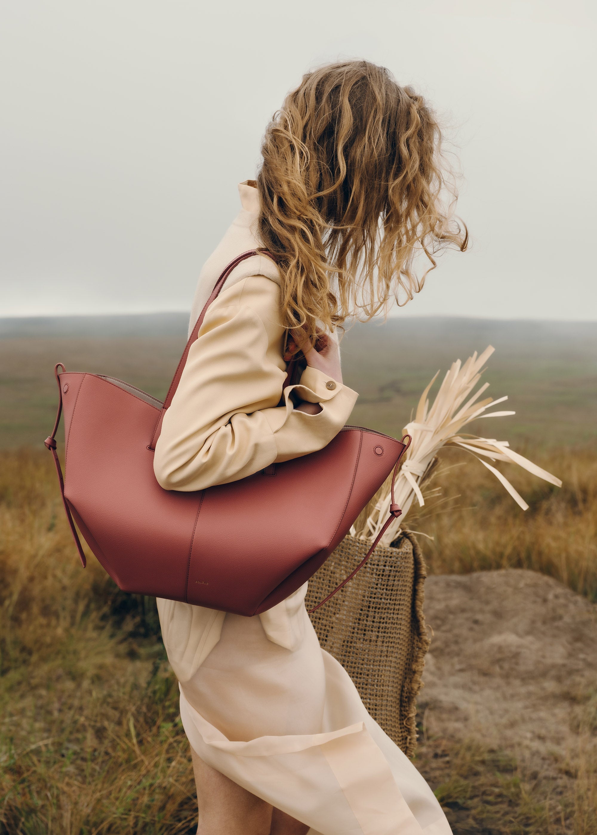 Bolso de mano Polène Cyme en terracota piel granulada, diseño elegante y textura suave, para un estilo sofisticado y moderno