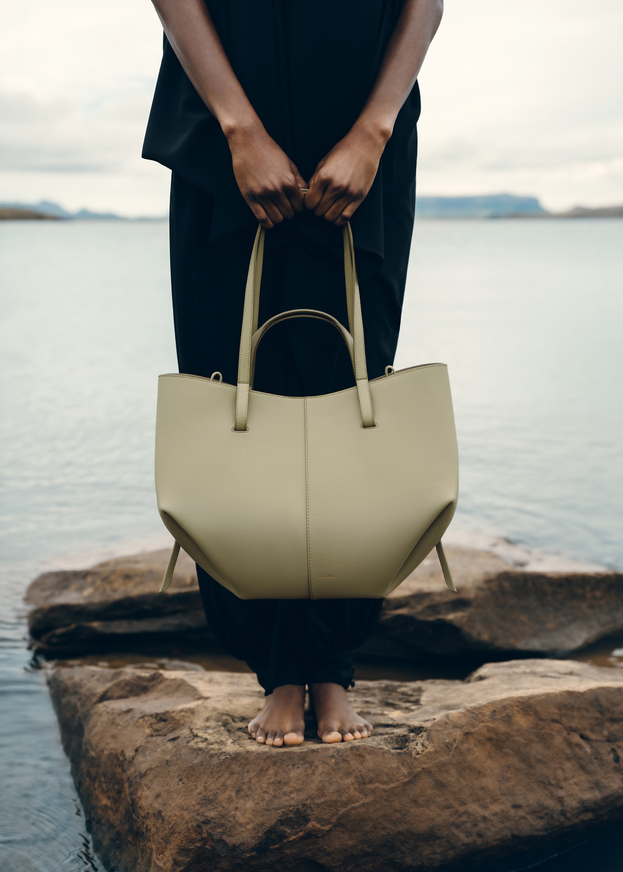 Bolso de mano Polène Cyme Tilo Piel Granulada, diseño elegante y textura de piel granulada en tono suave.