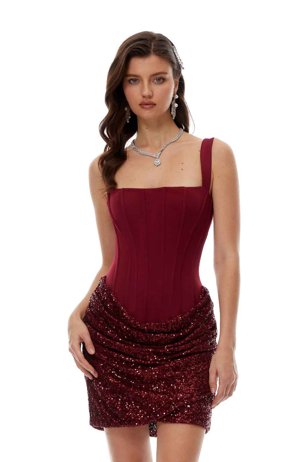 Vestido mini ajustado rojo con detalles adornados y fruncido de la marca Bridal, con diseño elegante y moderno.