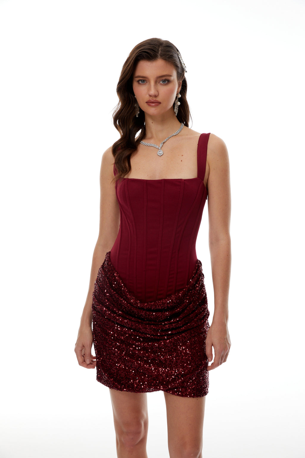 Vestido mini ajustado rojo con adornos y fruncido de la marca Bridal, diseñado para ocasiones elegantes.