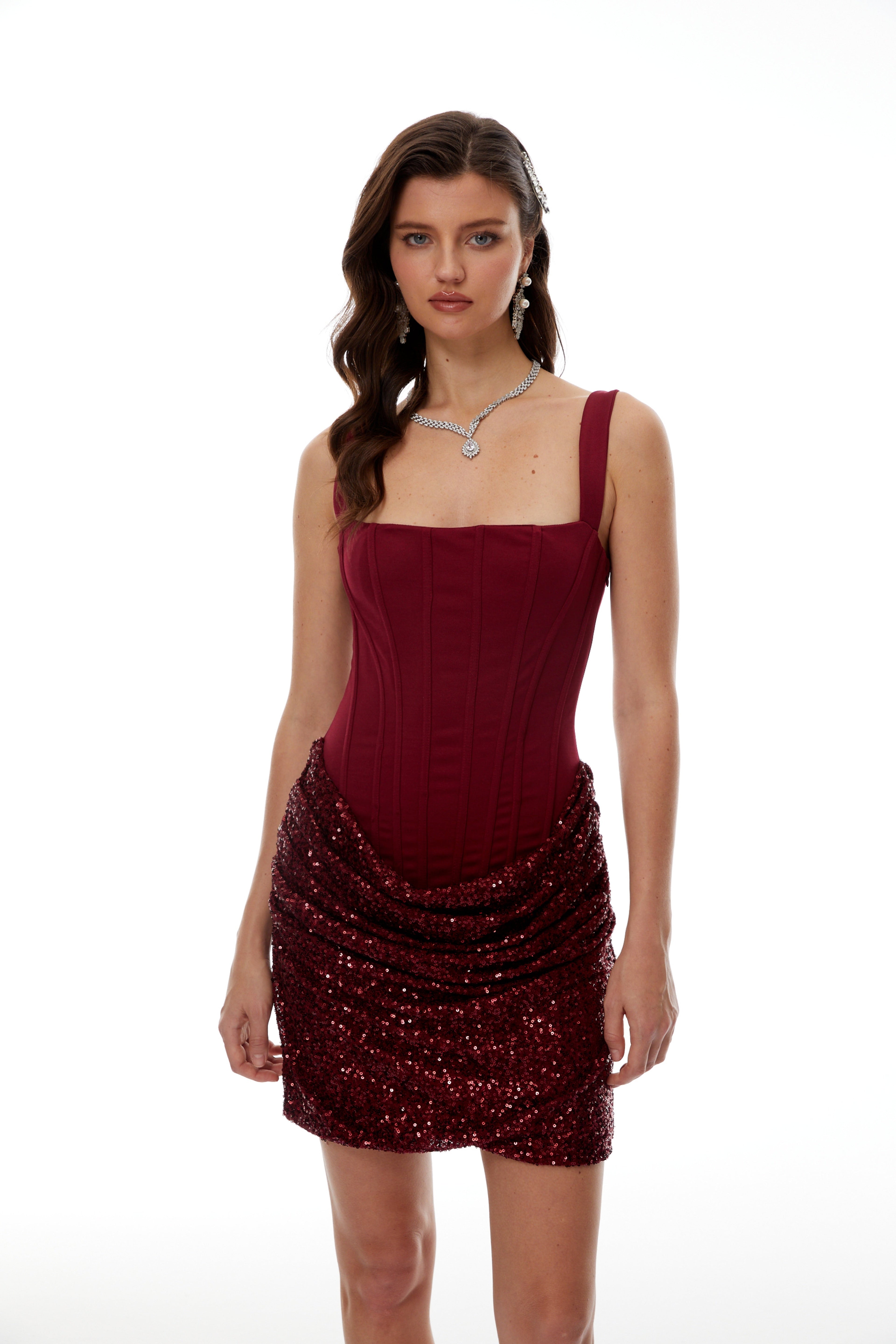 Vestido mini ajustado rojo con adornos y fruncido de la marca MRNewyork, con detalles brillantes y estilo elegante.