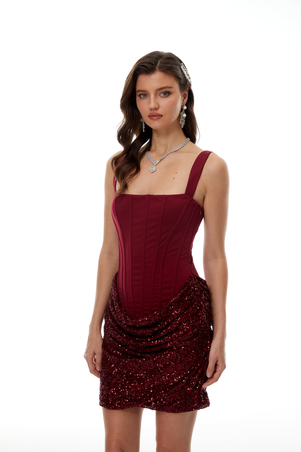 Vestido mini bodycon rojo de Bridal con adornos brillantes y detalles fruncidos, ajustado y elegante para ocasiones especiales.