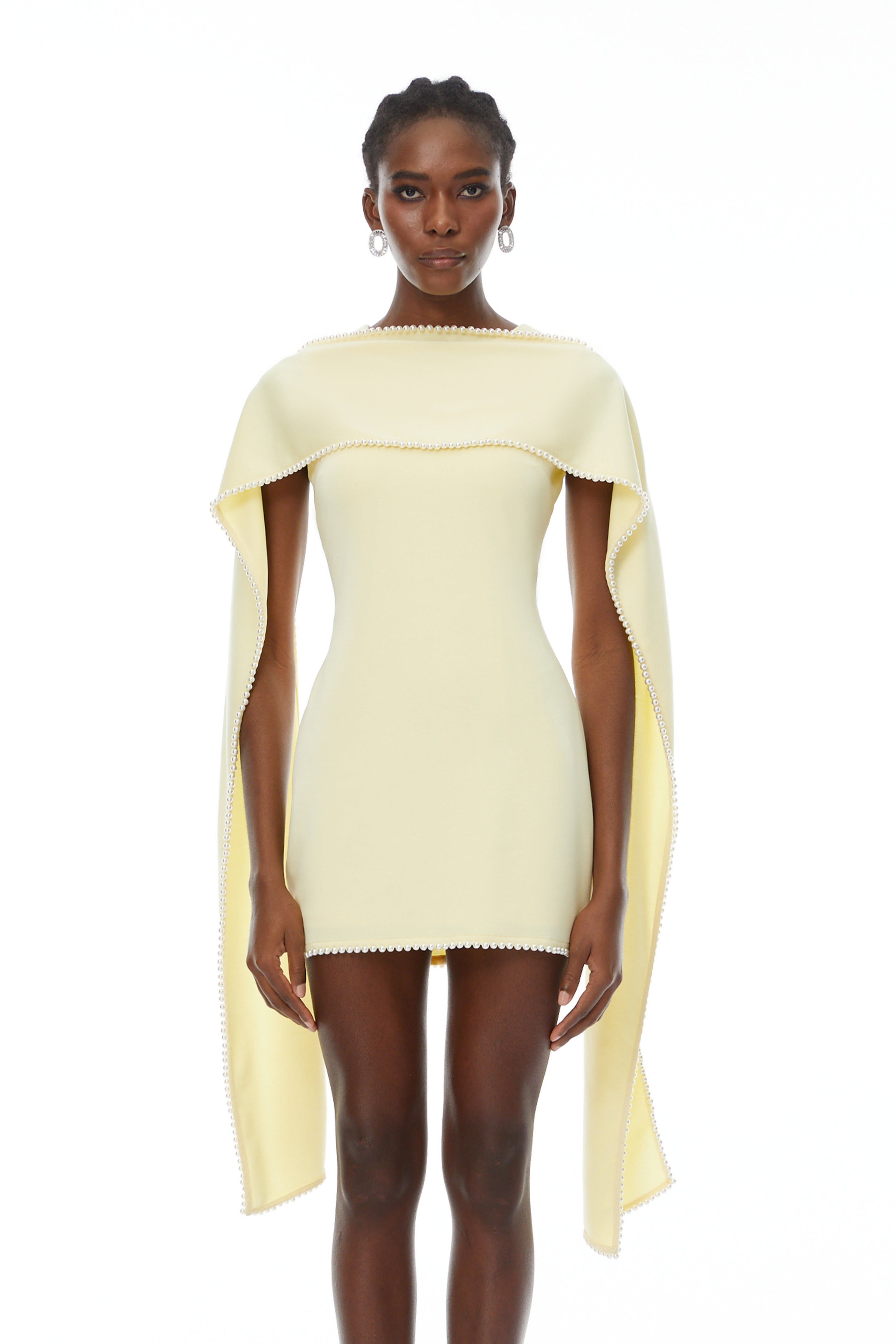 Vestido mini sin mangas amarillo Piroska con ribete de perlas, ideal para ocasiones elegantes y de verano.