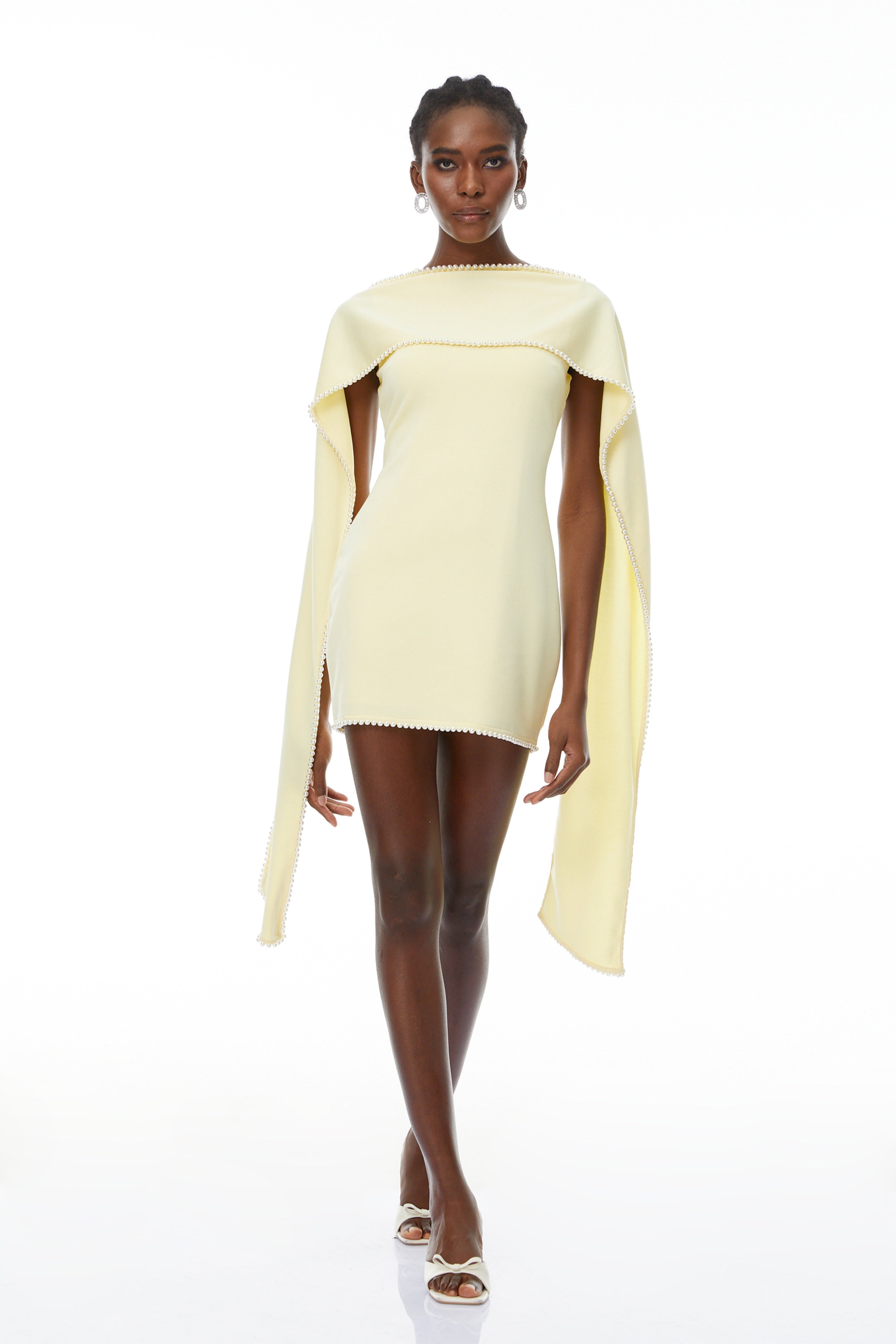 Vestido mini sin mangas amarillo Piroska con borde de perlas, ideal para ocasiones elegantes, diseñado por Bridal.