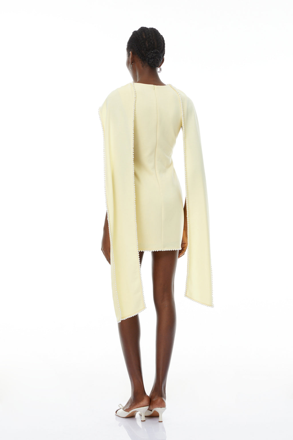 Vestido mini sin mangas amarillo Piroska con borde de perlas, diseñado por Bridal, en estilo elegante y moderno.