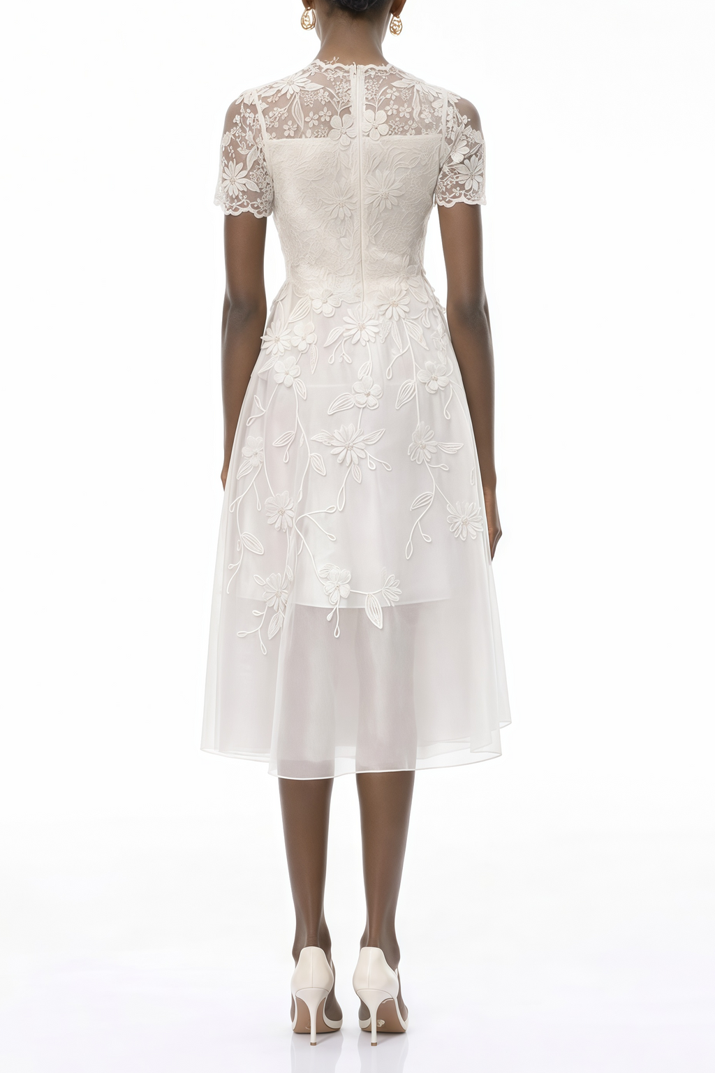 Vestido midi blanco Quetz de MRMelbourne con detalles en 3D de pétalos, diseño elegante y moderno para ocasiones especiales.