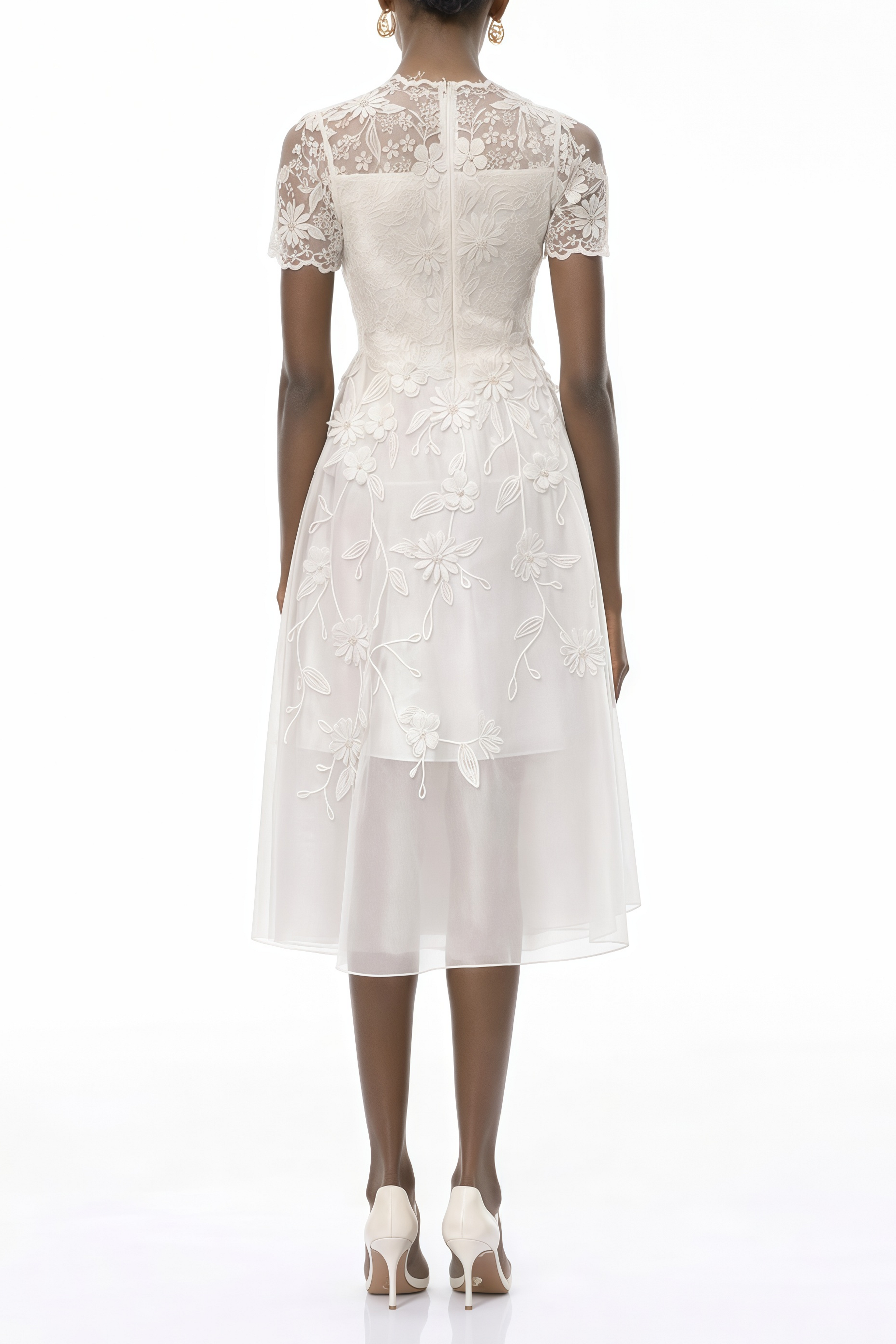 Vestido midi blanco Quetz de MRMelbourne con detalles en 3D de pétalos, diseño elegante y moderno para ocasiones especiales.