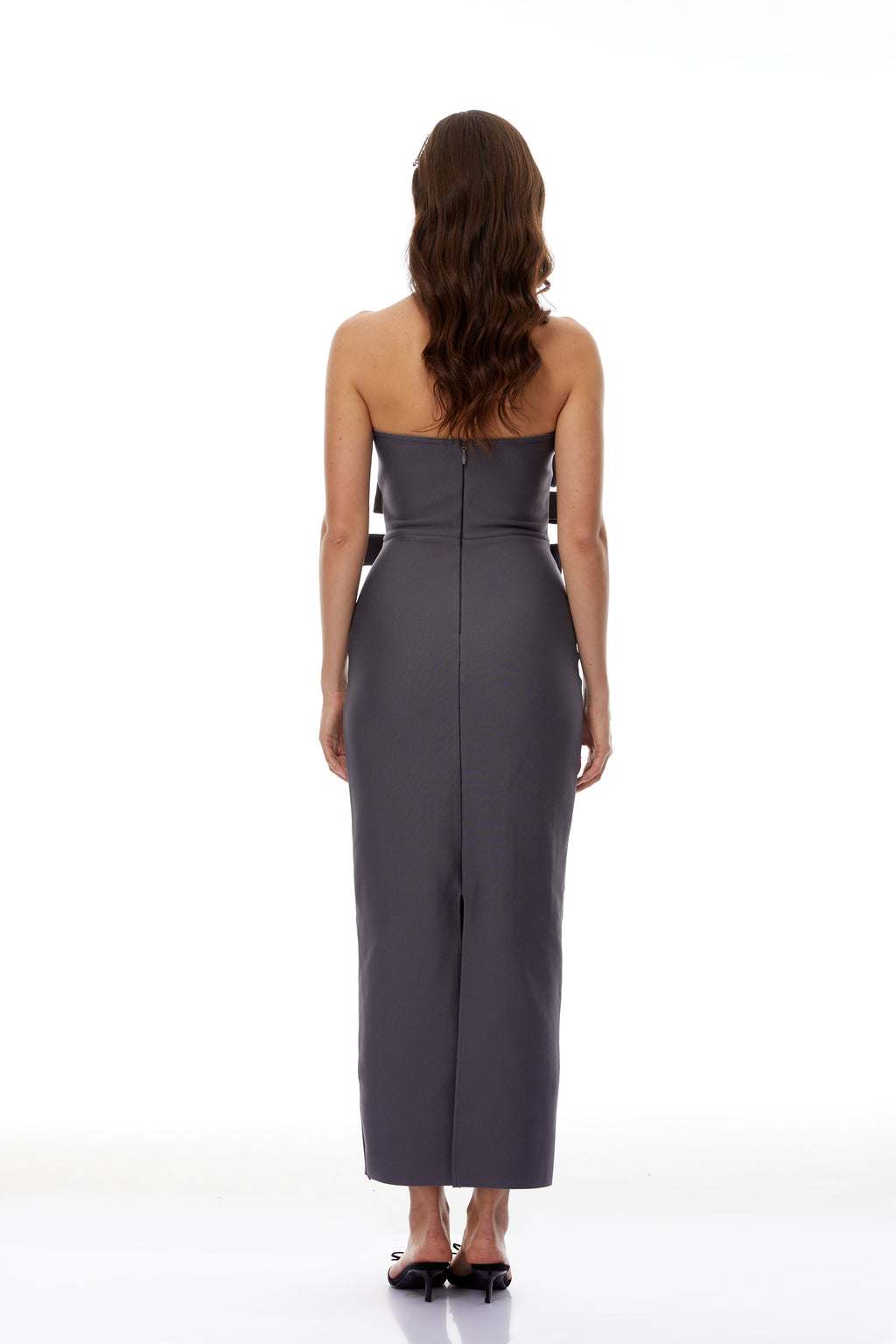Vestido largo ajustado gris con banda y lazo de la marca MRNewyork, mostrando su diseño ceñido y elegante.