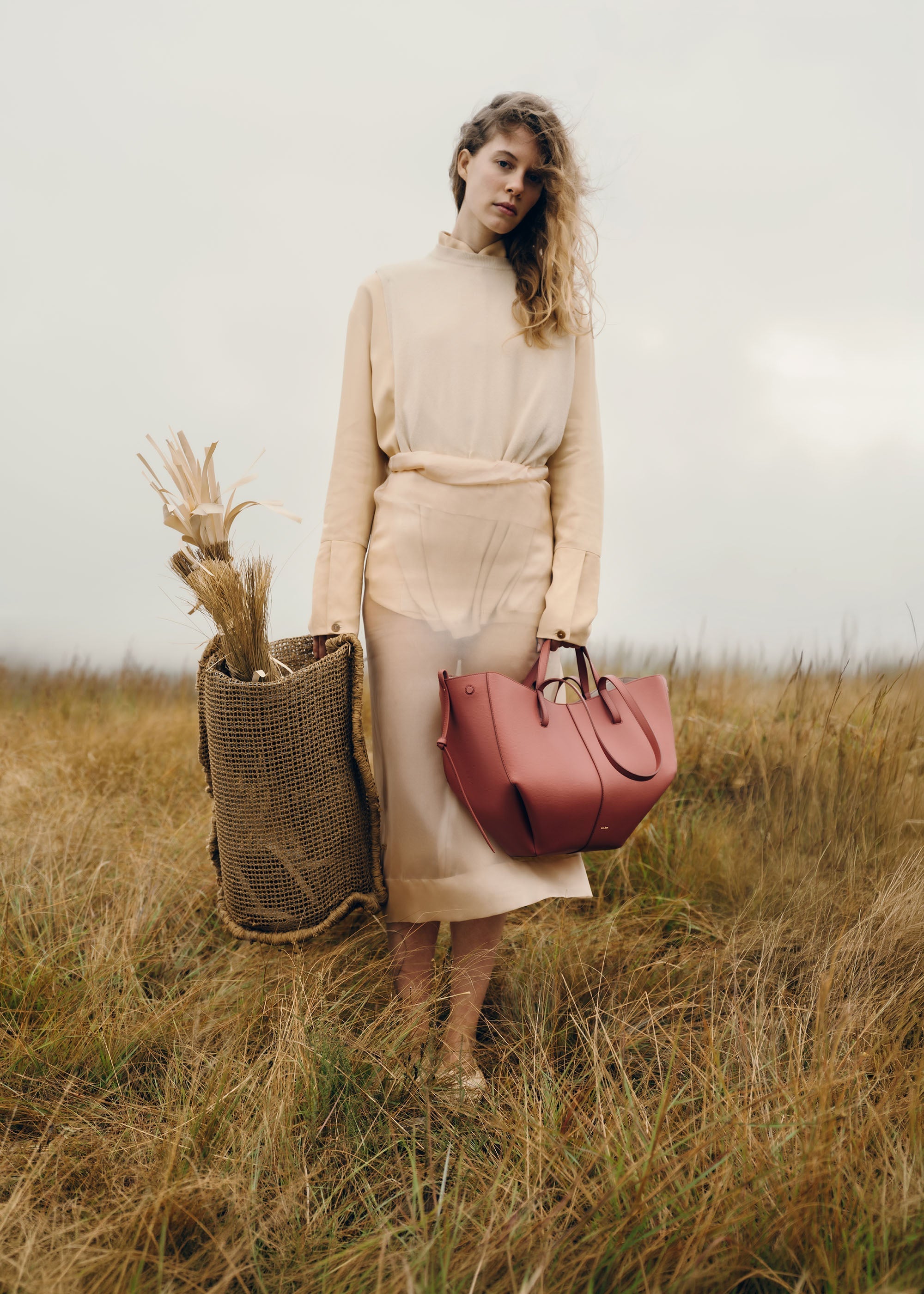 Bolso de mano Polène Cyme en terracota piel granulada, con diseño elegante y detalles texturizados.