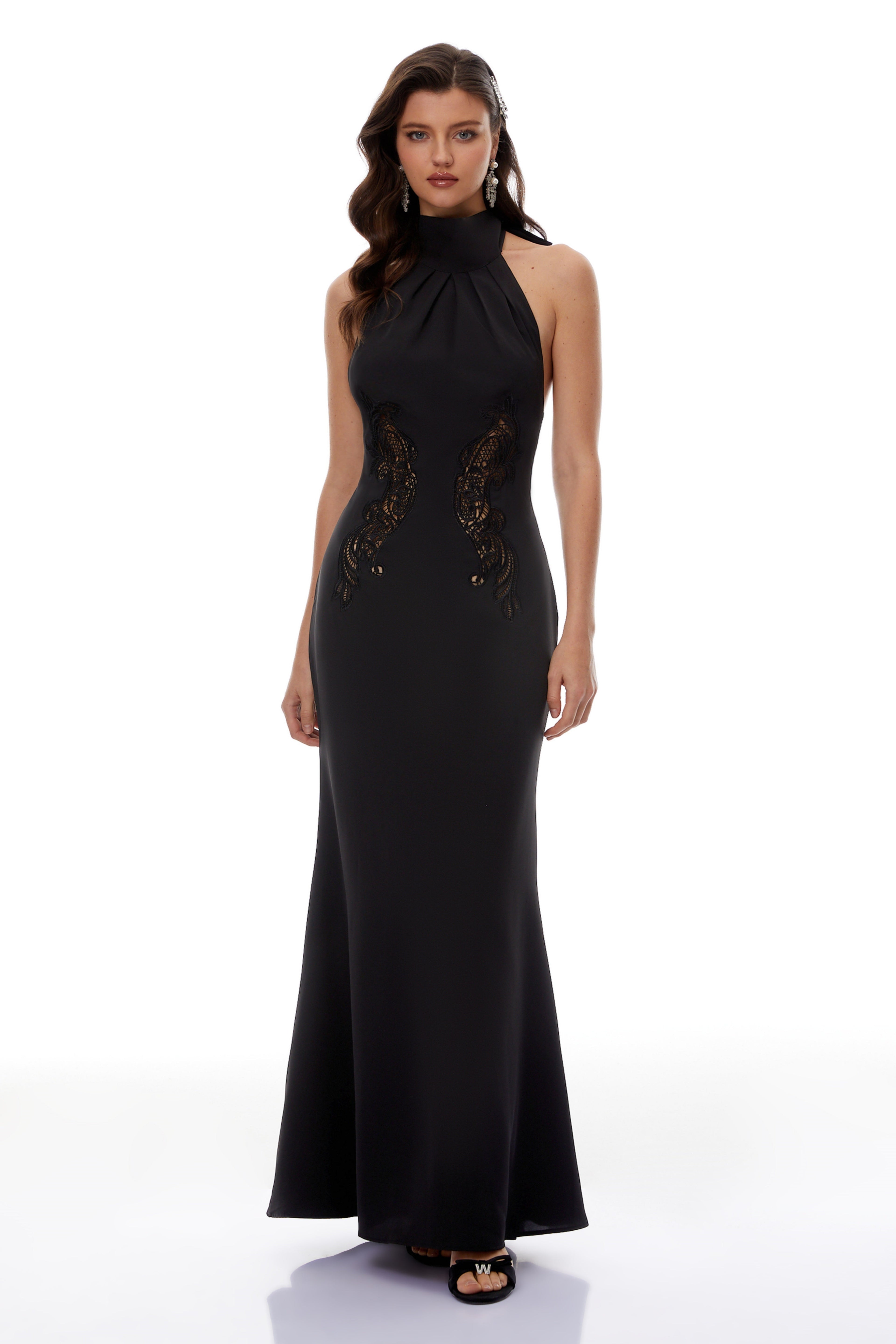 Vestido largo negro Radmila de MRNewyork con escote halter y diseño con recortes en la cintura, estilo elegante y moderno.