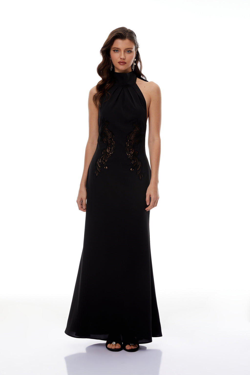 Vestido maxi negro Radmila de MRNewyork con escote halter y recortes, tejido fluido y diseño elegante.