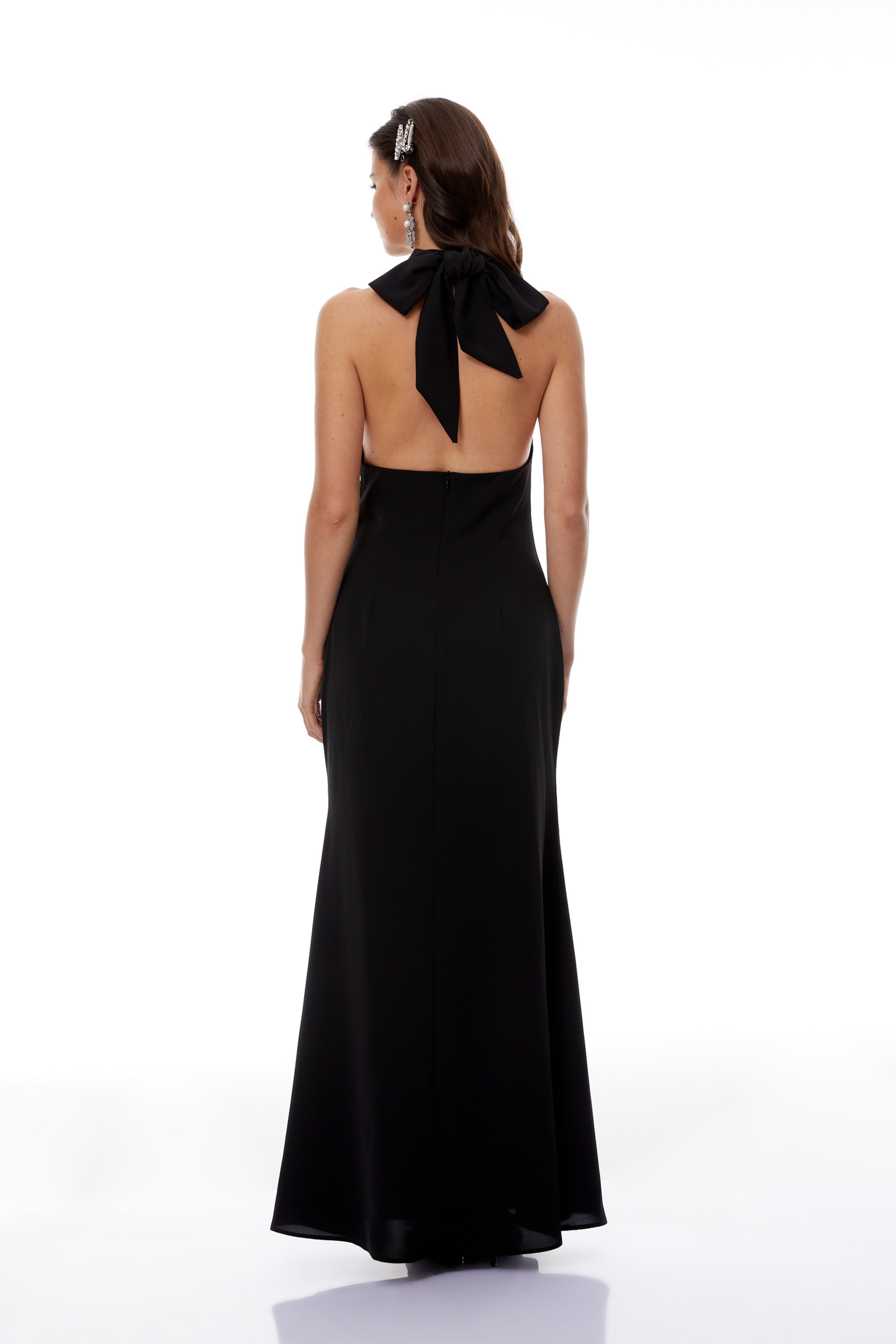 Vestido maxi negro Radmila de tirantes con escote halter y aberturas, de MRNewyork, en color negro y diseño elegante.