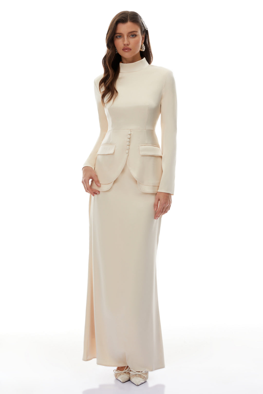 Conjunto de blusa neutra con cuello alto y falda sirena de la marca Bridal, en tonos suaves y elegantes.