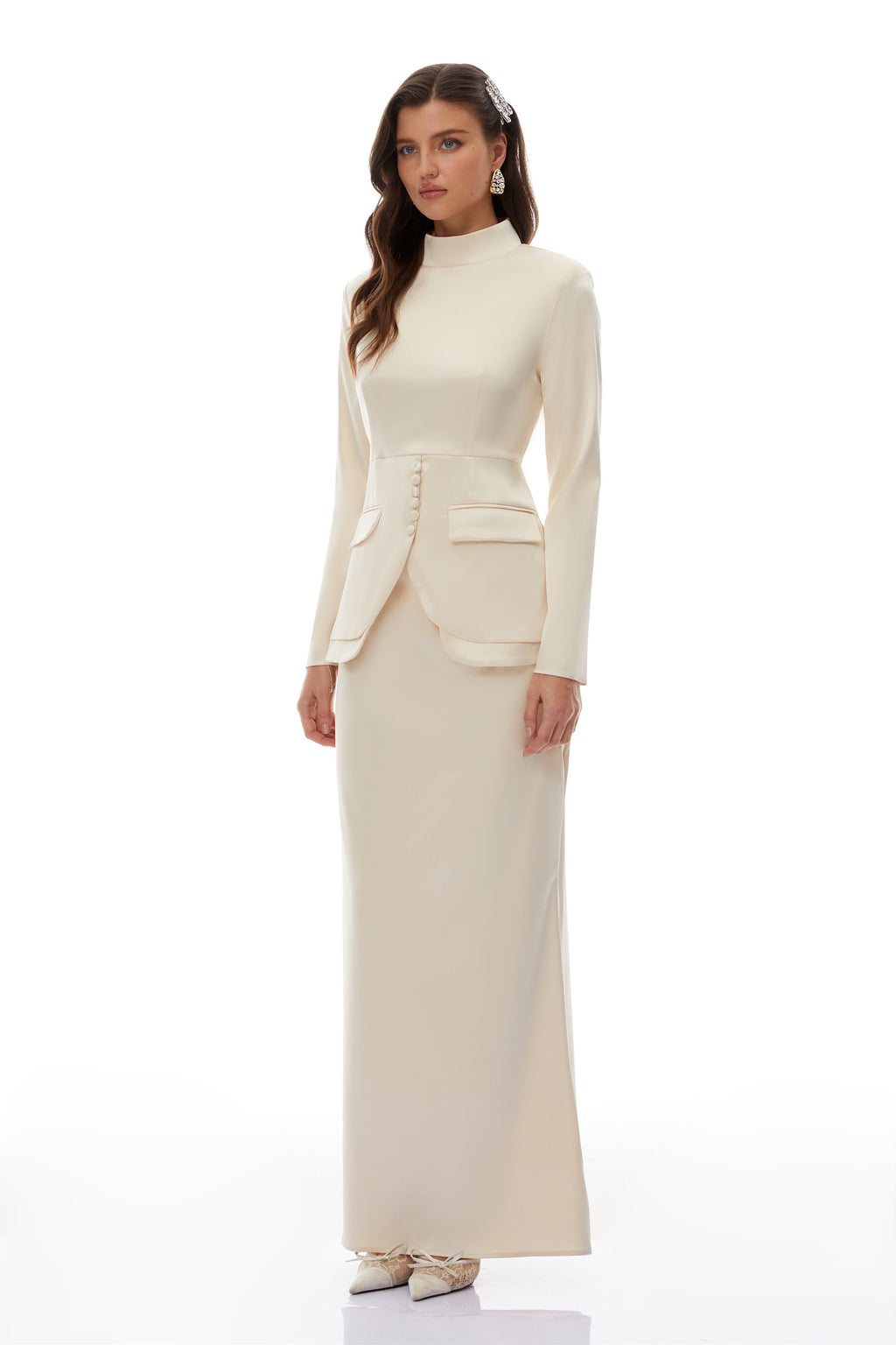Conjunto de blusa de cuello alto neutro y falda sirena de Bridal, muestra detalles elegantes y tejidos suaves en la imagen.