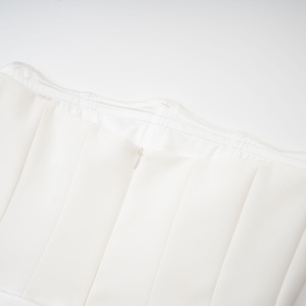 Vestido maxi de hombros descubiertos Aurore de la marca Final Sale, en color blanco, con diseño fluido y elegante.