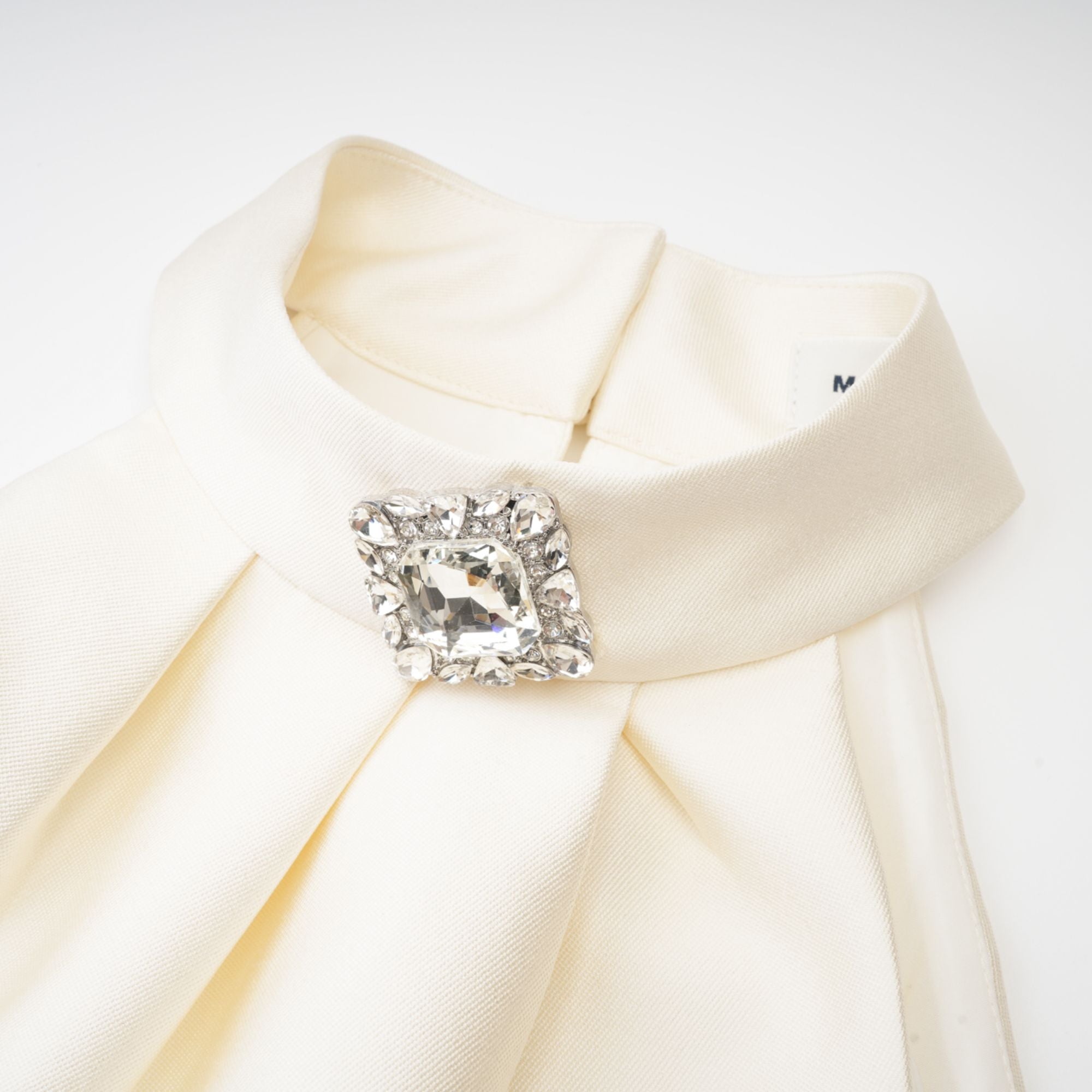 Conjunto de top y falda blancos de la marca Final Sale, diseñado para un estilo elegante y coordinado.