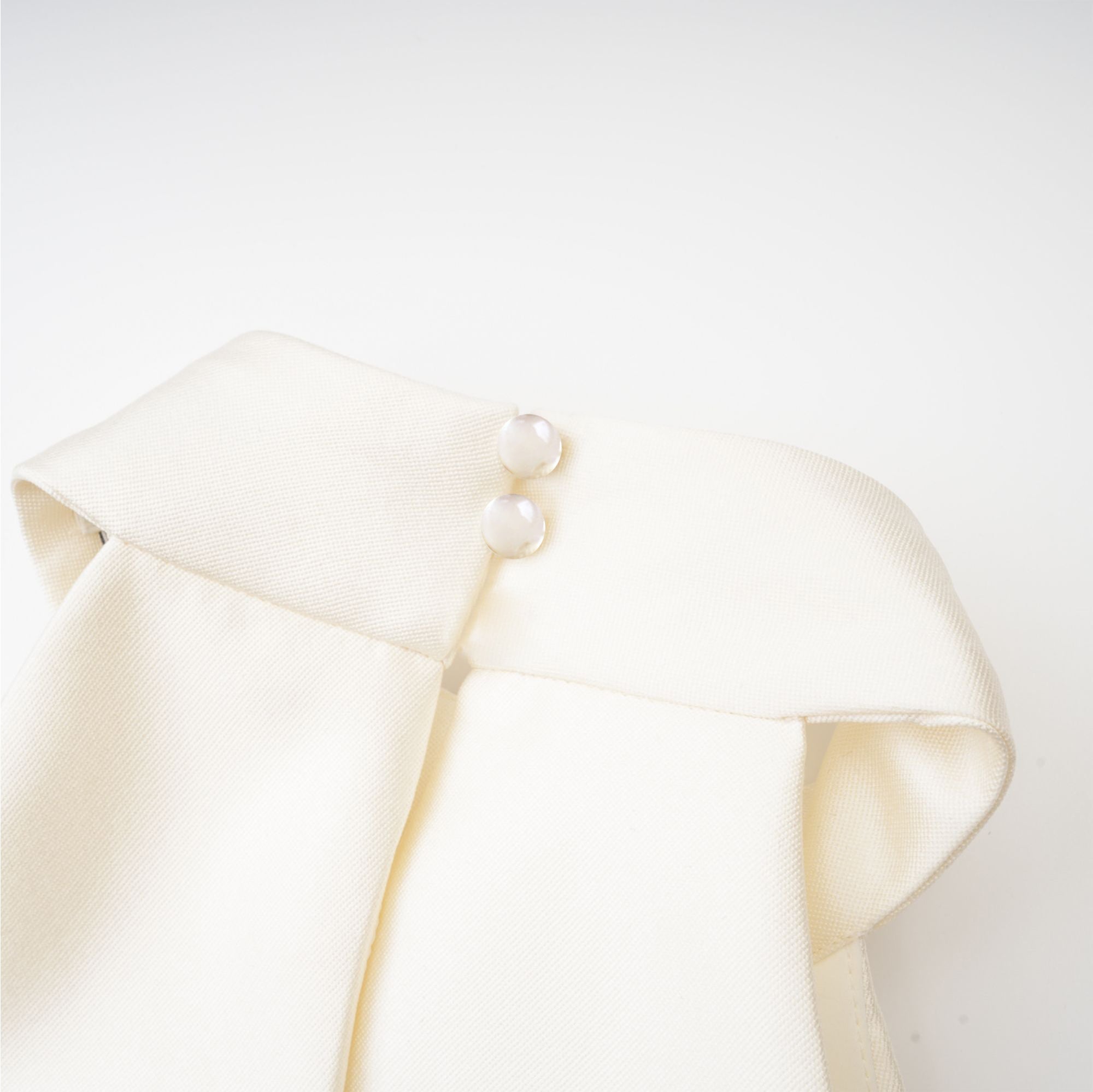Conjunto de blusa blanca y falda a juego de la marca Final Sale, modelo Manon, mostrado en la imagen.