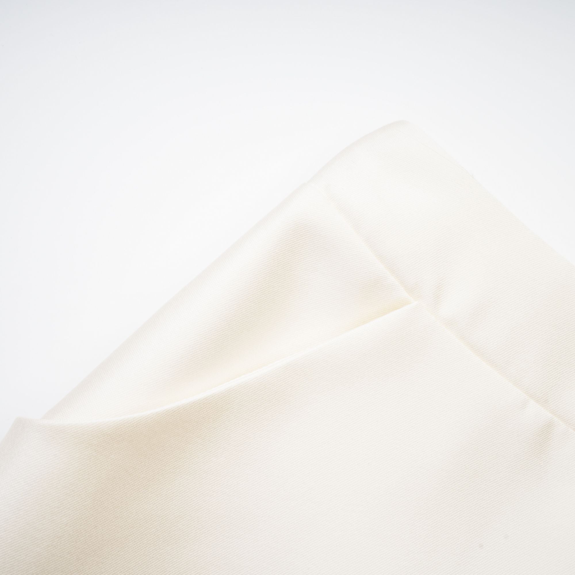 Conjunto de dos piezas Manon en blanco, top y falda a juego, de la marca Final Sale, mostrados en la imagen.