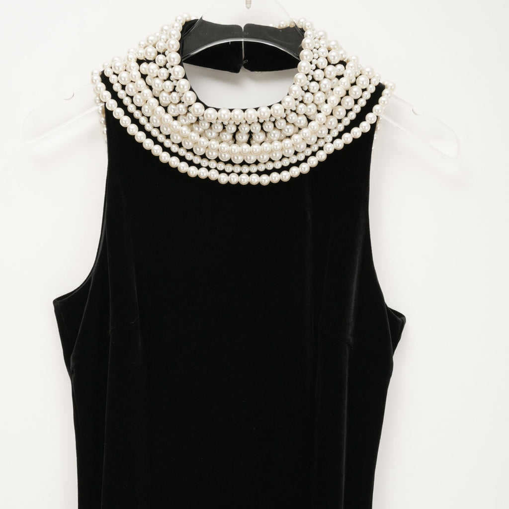 Vestido de terciopelo con perlas falsas de la marca Final Sale, con detalles elegantes y diseño ajustado en color oscuro.