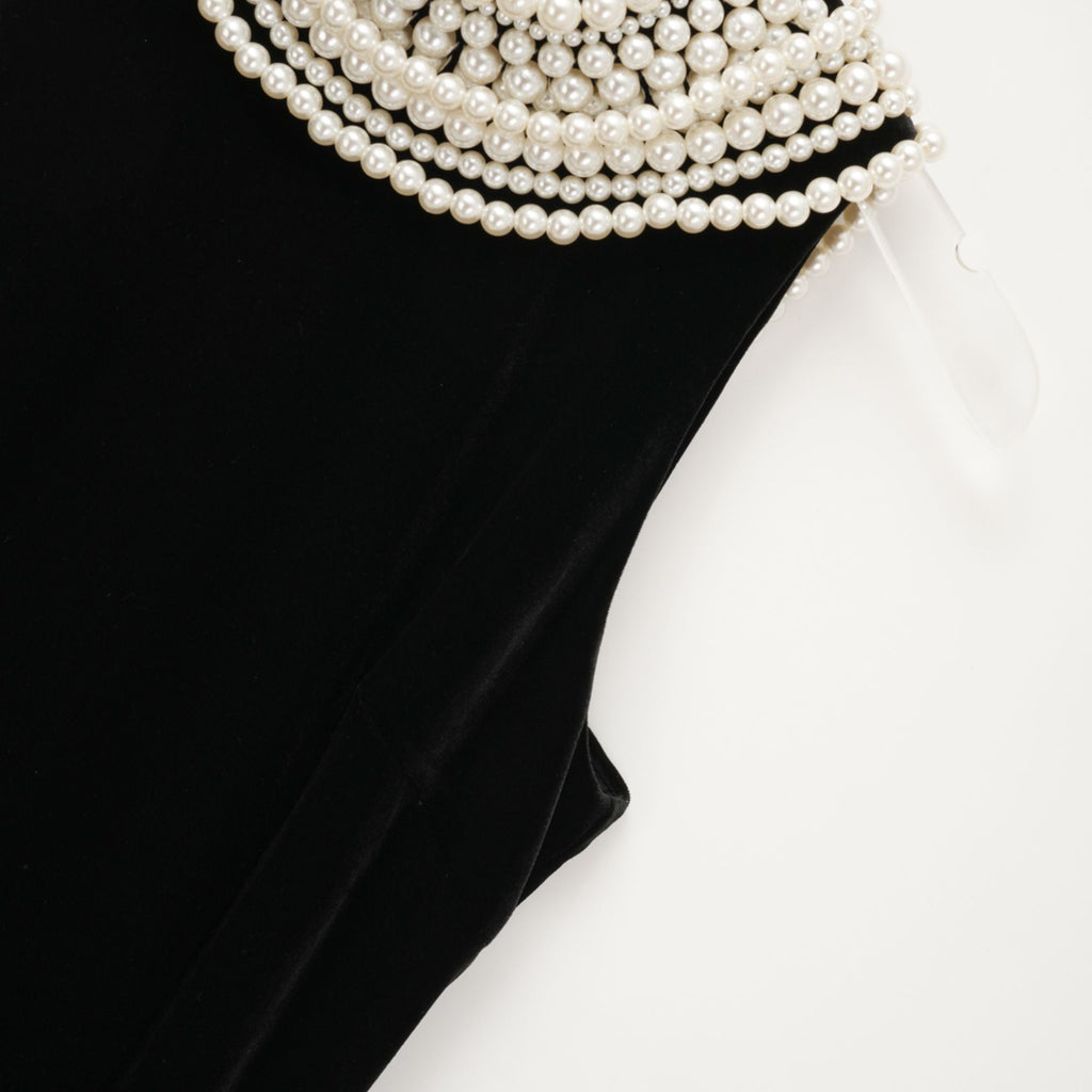 Vestido de terciopelo con perlas falsas y detalles elegantes, de la marca Final Sale, en color oscuro.