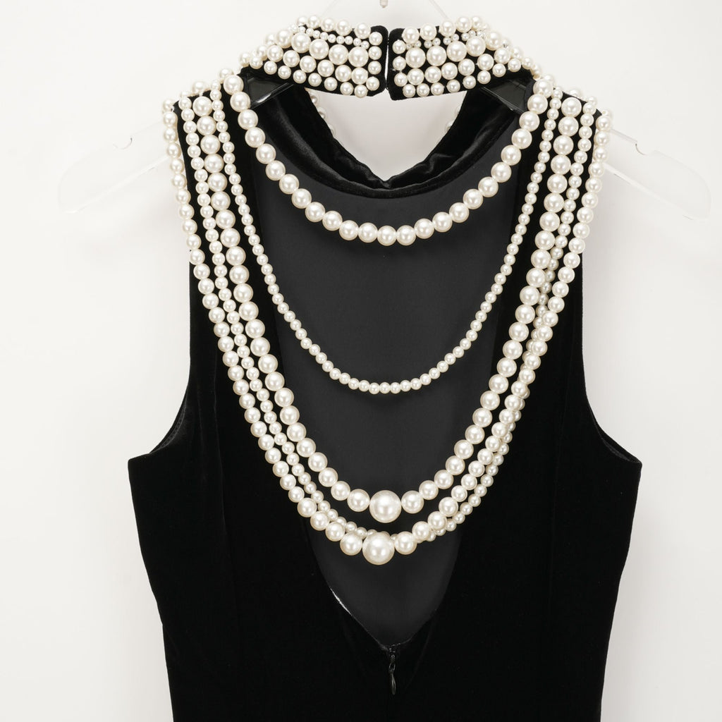 Vestido de terciopelo con perlas falsas de la marca Final Sale, diseño elegante con detalles ornamentales en la parte superior.