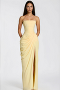 Vestido maxi amarillo Safiya de MRNewyork con drapeado y escote cruzado, diseño largo y elegante para ocasiones especiales.