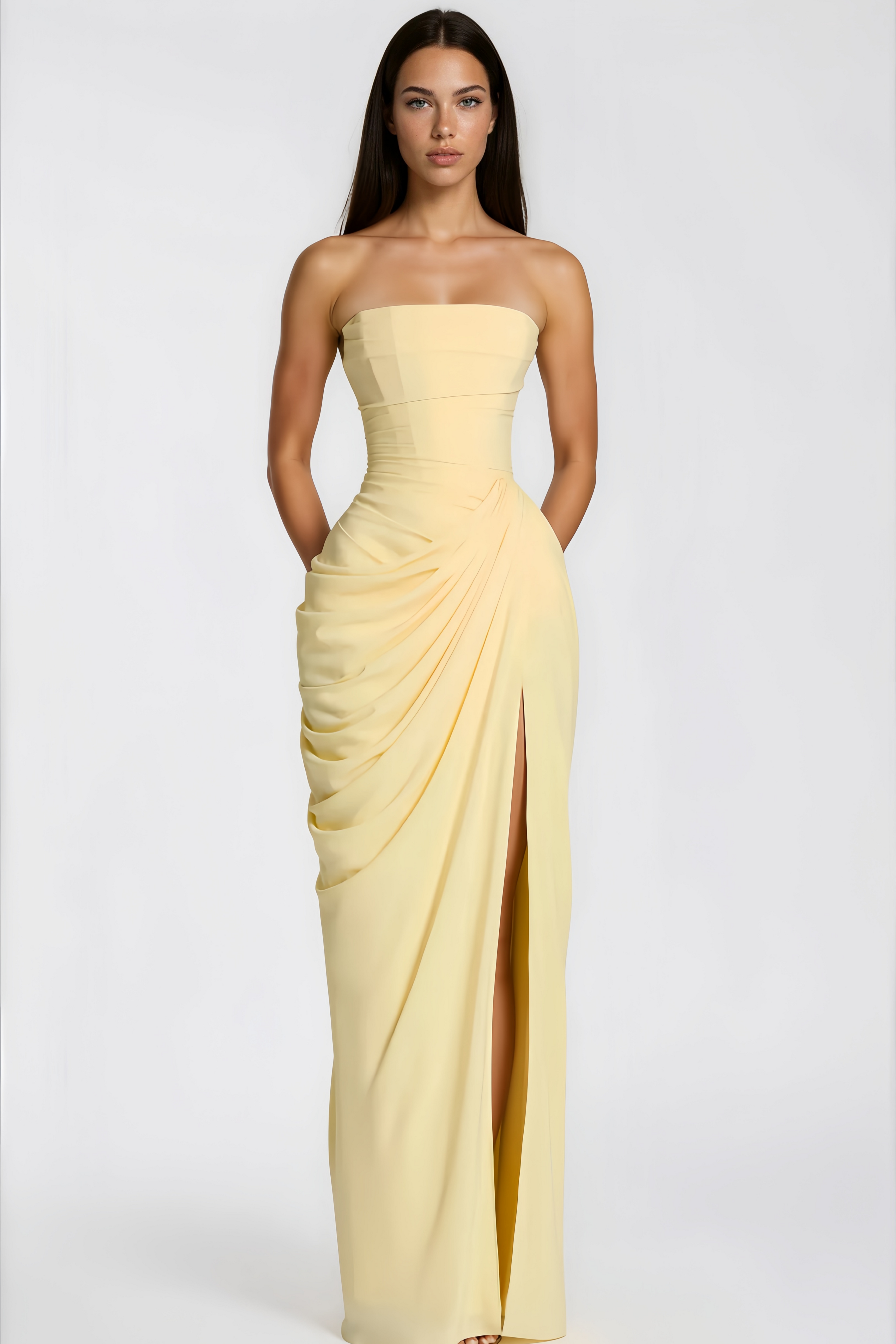 Vestido maxi amarillo Safiya de MRNewyork con drapeado y escote cruzado, diseño largo y elegante para ocasiones especiales.