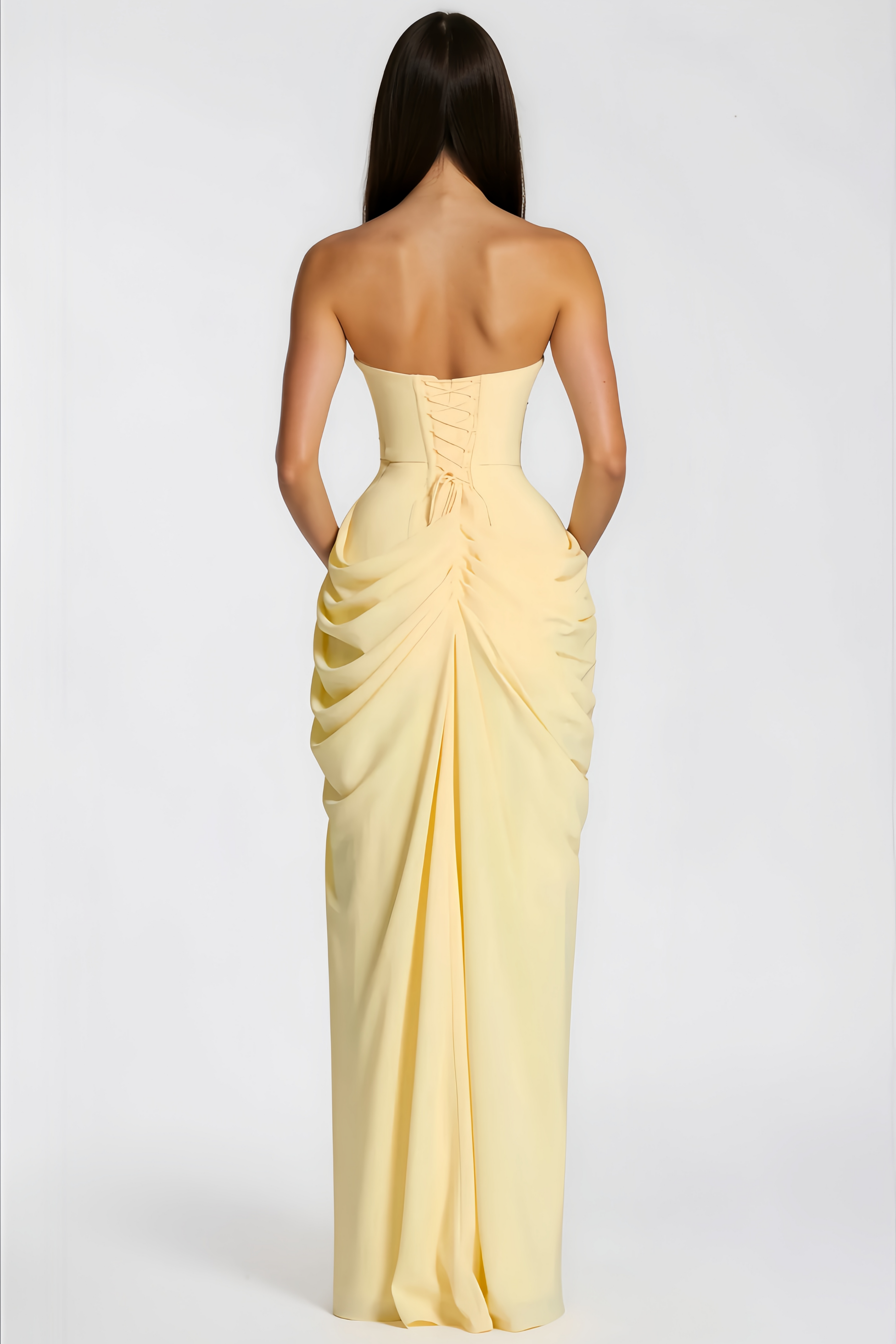 Vestido maxi amarillo Safiya de MRNewyork con fruncido y parte frontal cruzada, diseñado para un estilo elegante y cómodo.
