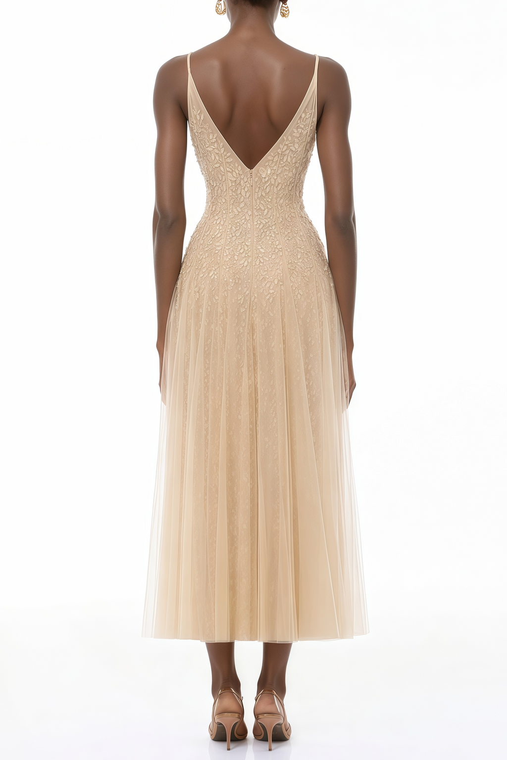 Vestido largo plisado Saga Neutral de MRMelbourne con detalles en 3D de pétalos, en tono rosa suave.
