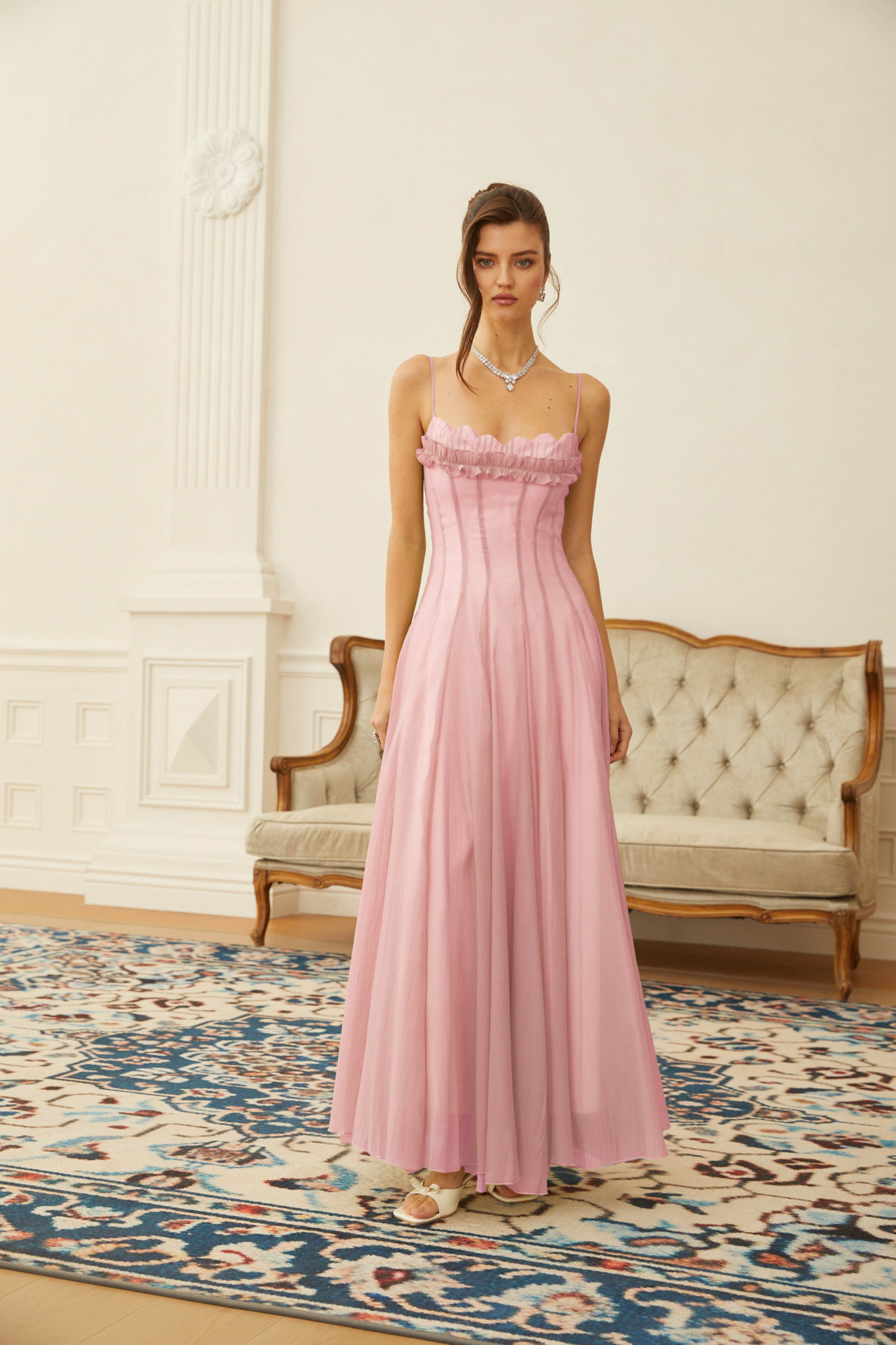 Vestido largo rosa con volantes y fruncido de tul, estilo maxi de MRNewyork, ideal para eventos elegantes.