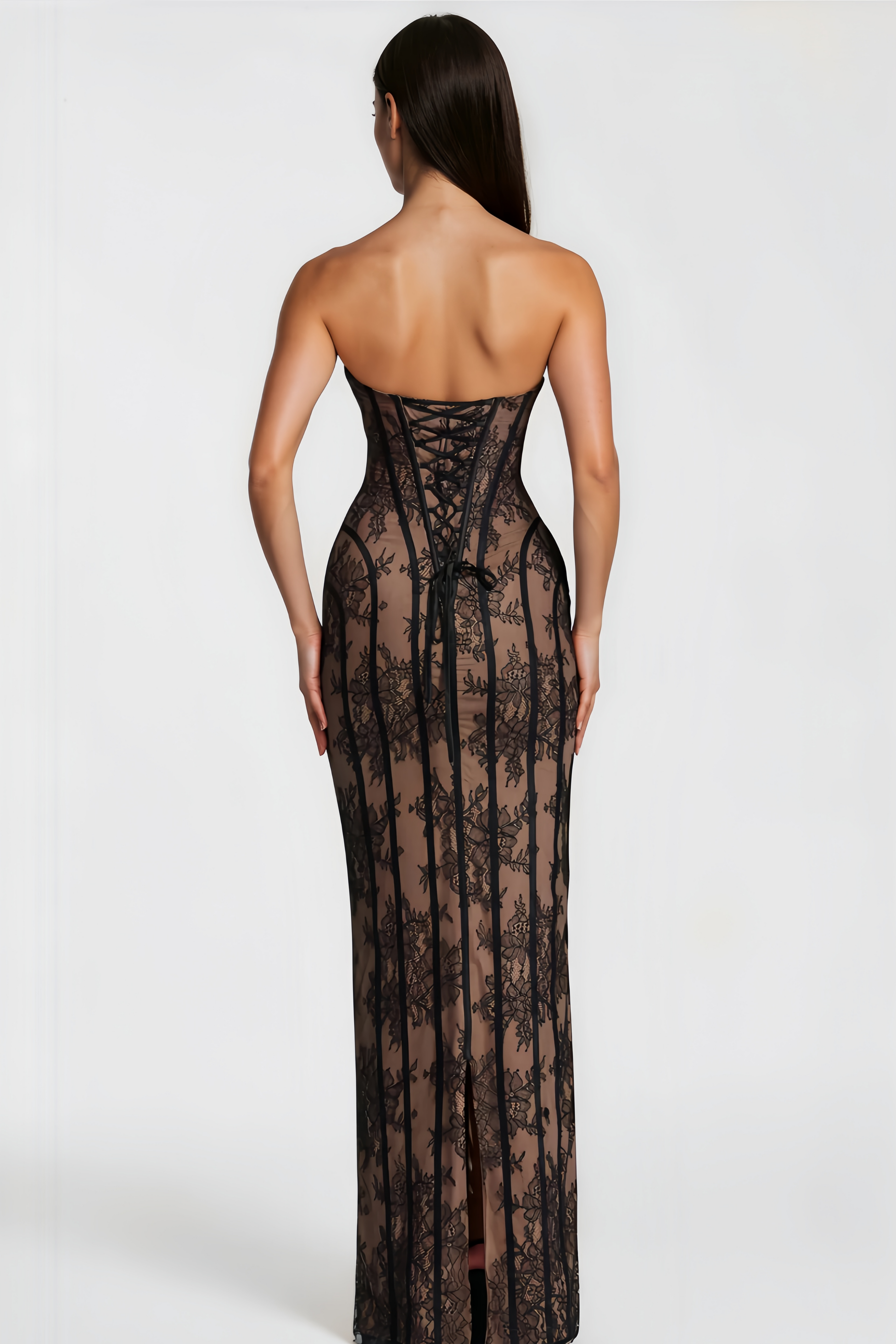 Vestido largo de corsé negro con encaje floral de la marca MRNewyork, con detalles elegantes y diseño ajustado.