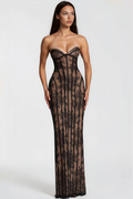 Vestido largo de corsé con encaje floral negro de MRNewyork, estilo maxi y detalles elegantes en la parte superior.
