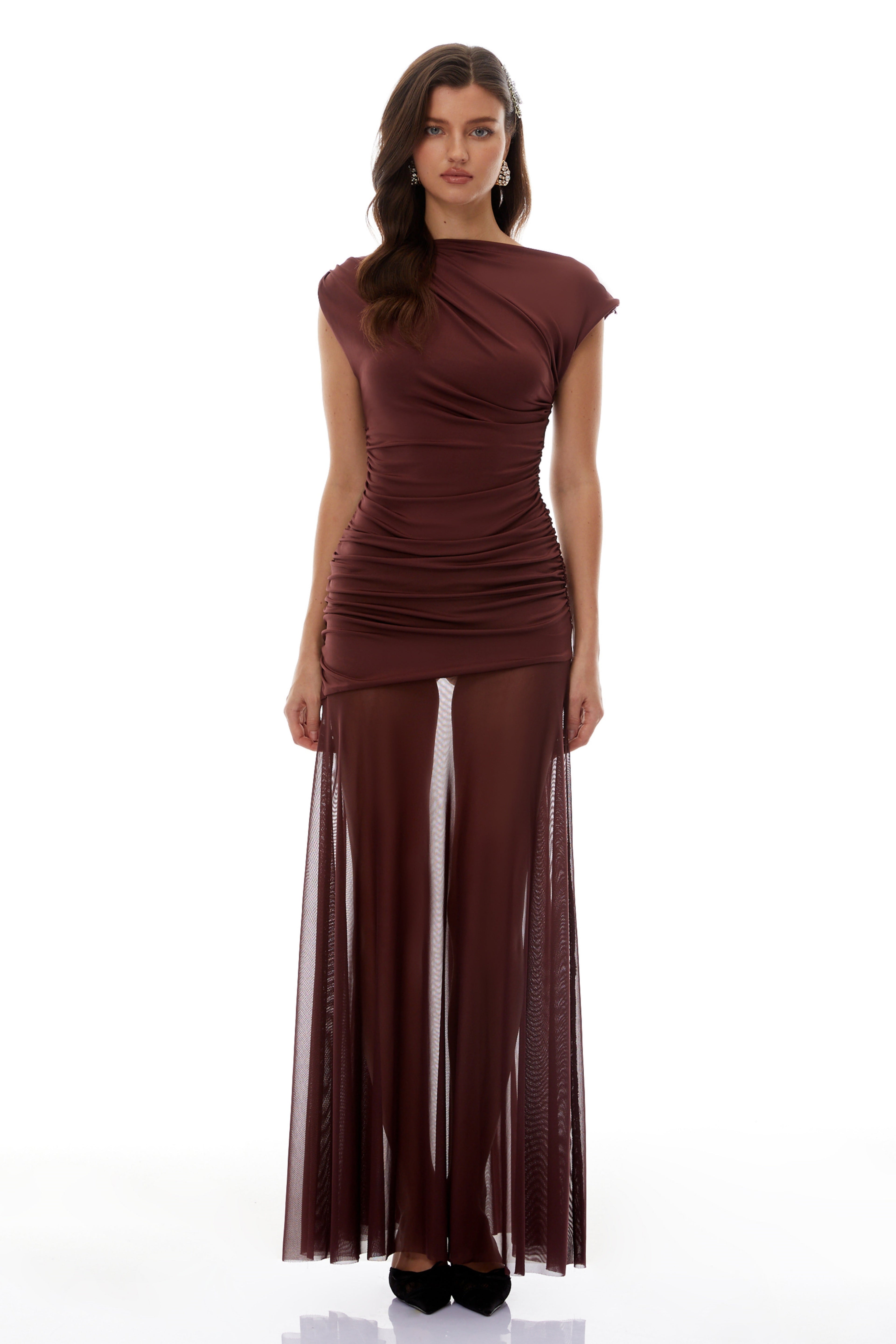 Vestido maxi de tul con paneles arrugados en color marrón Seren para novia, con diseño elegante y moderno.