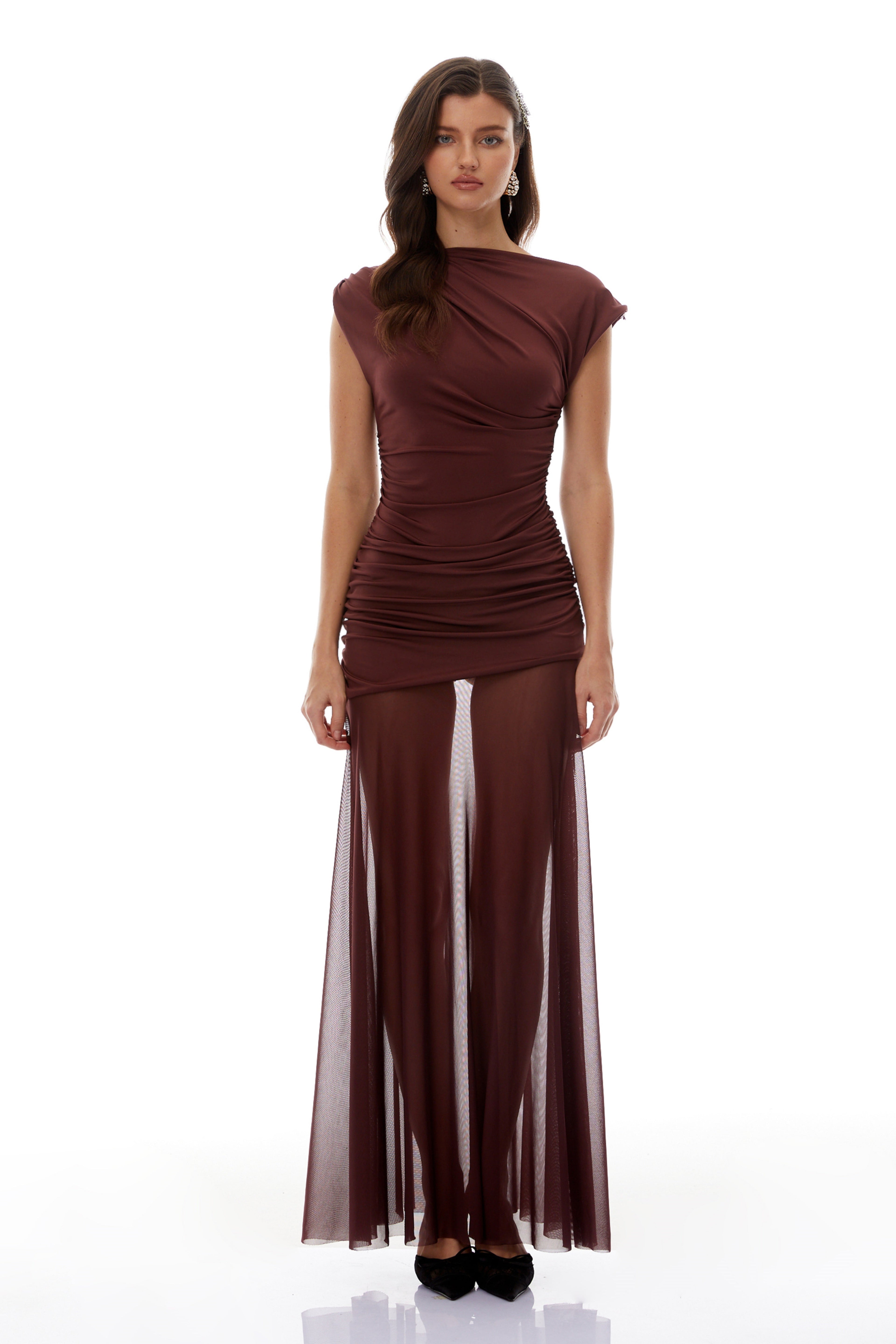Vestido largo de novia Seren Brown con panel de tul arrugado y diseño maxi, elegante y sofisticado.