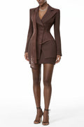 Conjunto de blazer y falda en color marrón sienna con paneles de encaje, de la marca MRNewyork, visible en la imagen.