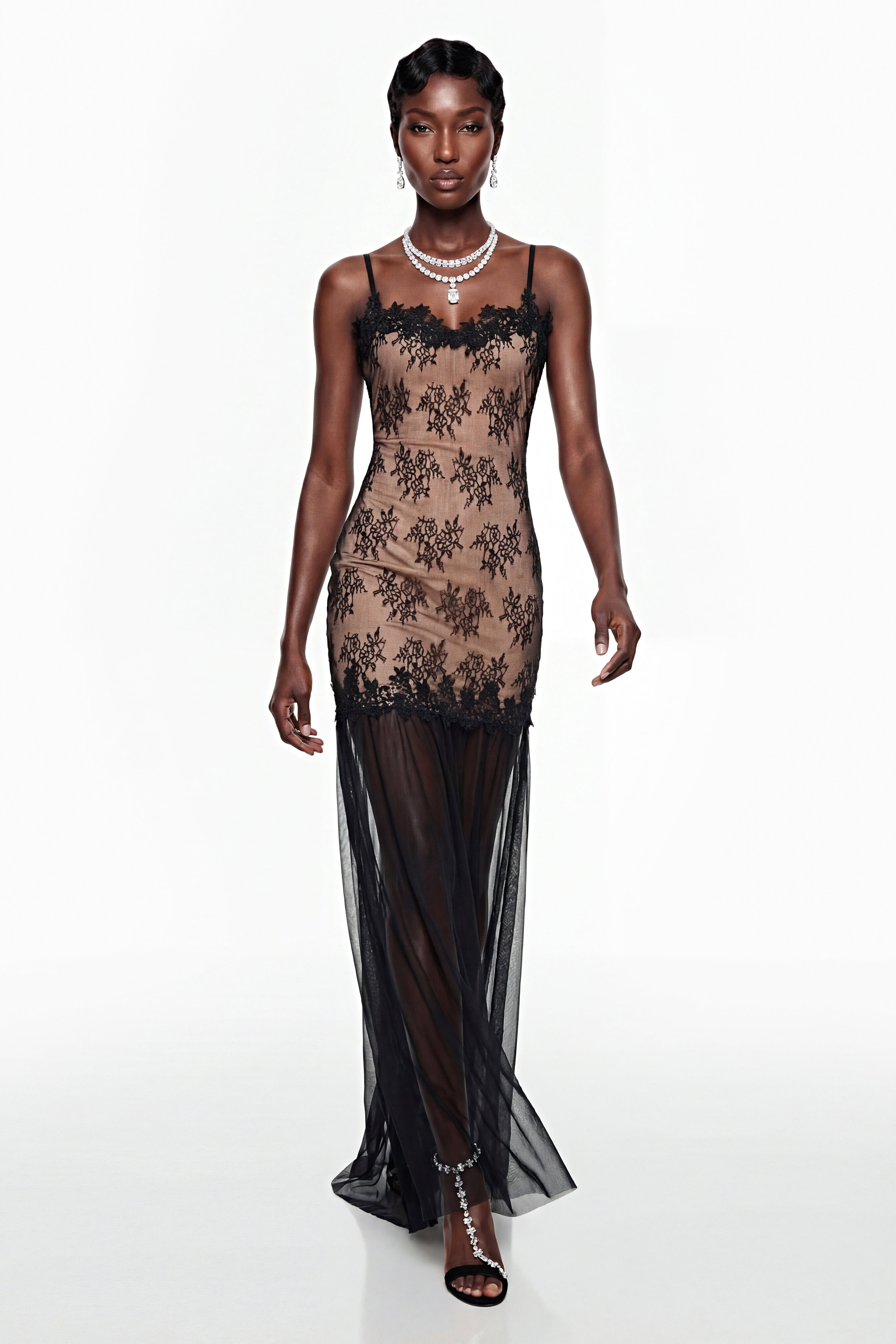 Vestido largo negro Sisanda de tul con paneles de encaje, vestido maxi elegante de la marca MR Melbourne.