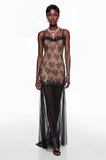 Vestido largo negro de tul con paneles de encaje de la marca MRMelbourne, mostrando detalles elegantes y sofisticados.